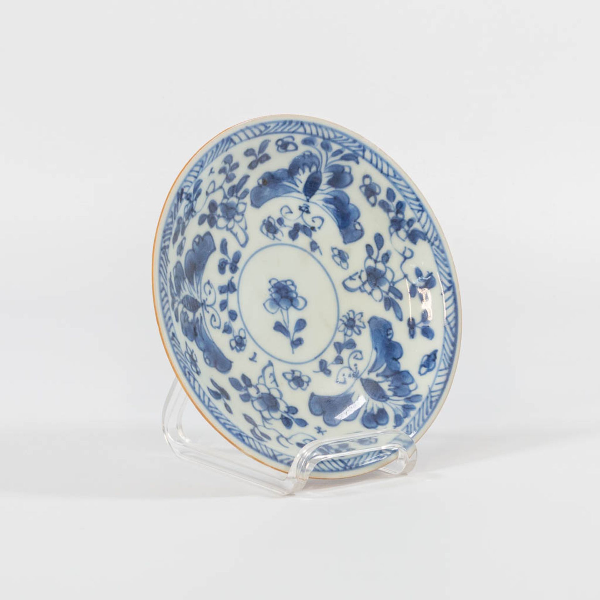 A collection of 12 Capucine Chinese porcelain items, consisting of 5 plates and 7 cups. - Image 18 of 26