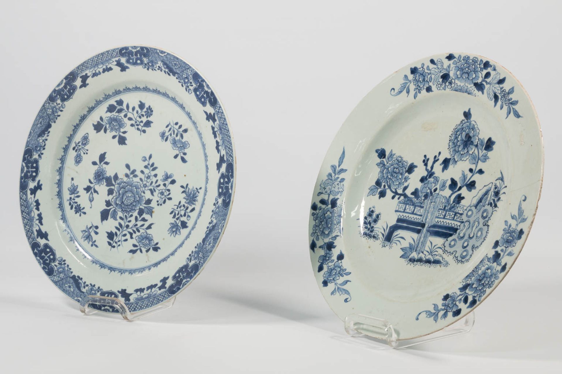 A blue and white Chinese Vase with symbolic decor, combined with 2 blue and white porcelain plates. - Image 29 of 33