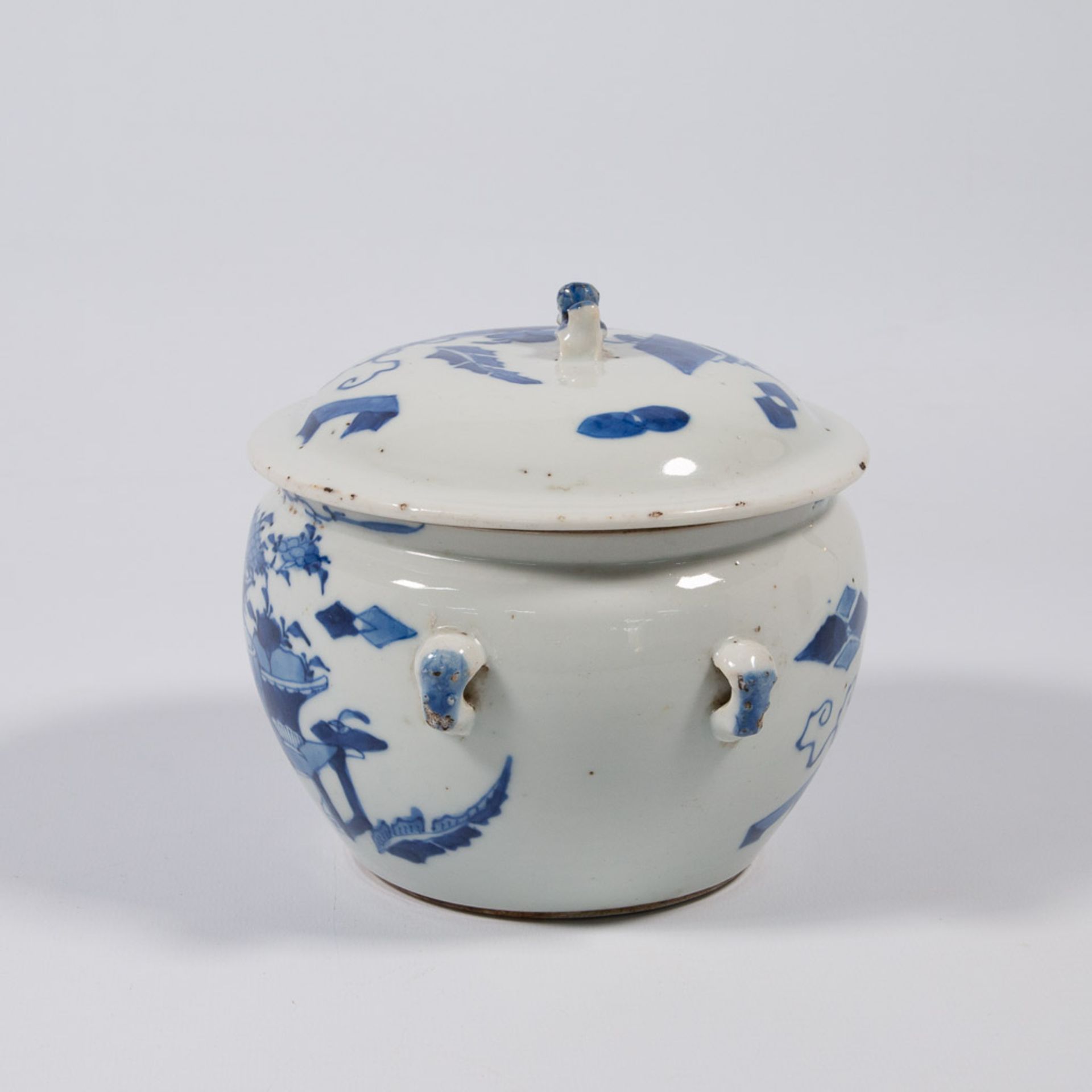 A Chinese jar with blue white decor of Antiquities. 19th-20th cent - Image 4 of 13