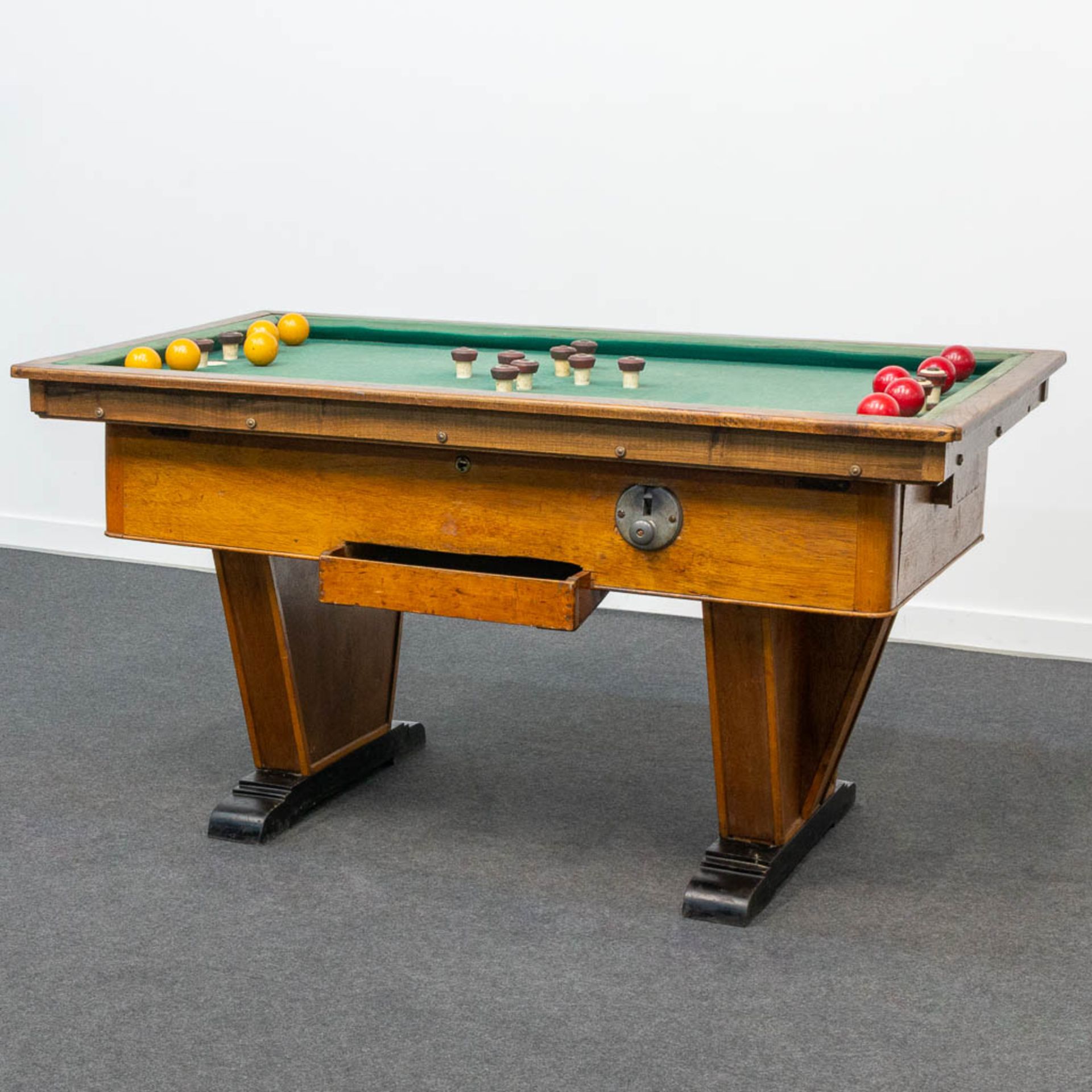 An antique bumper pool table. - Bild 5 aus 15