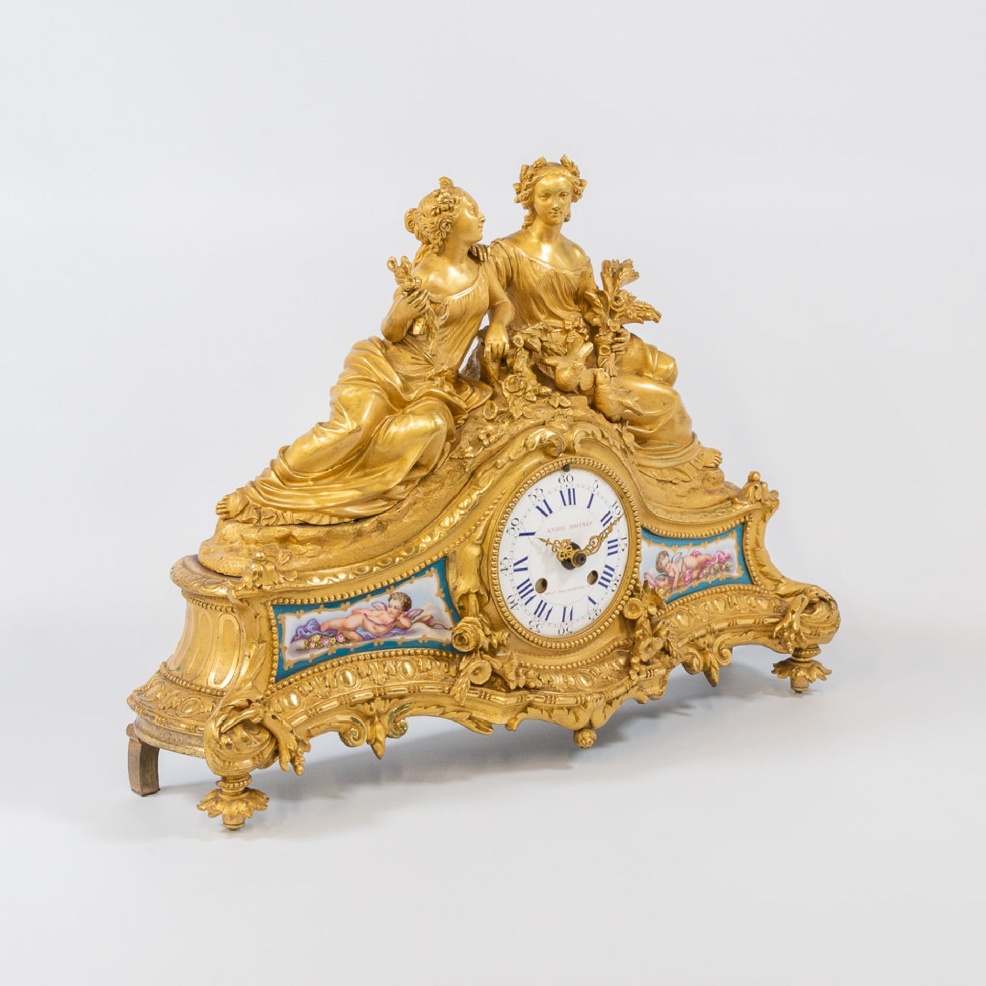 Ormolu Bronze Mantle clock, with elegant ladies and pigeons and Sèvres plaquettes. André Hoffmann. - Image 7 of 26