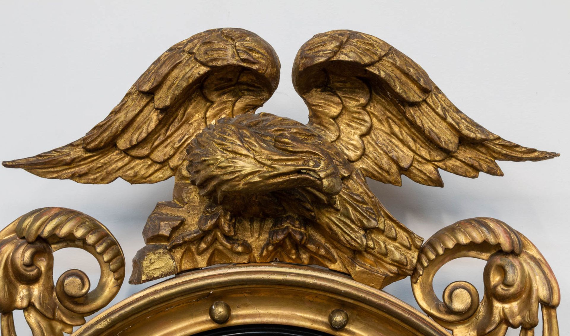 A round mirror, made of sculptured wood, decorated with an Eagle. - Bild 8 aus 8