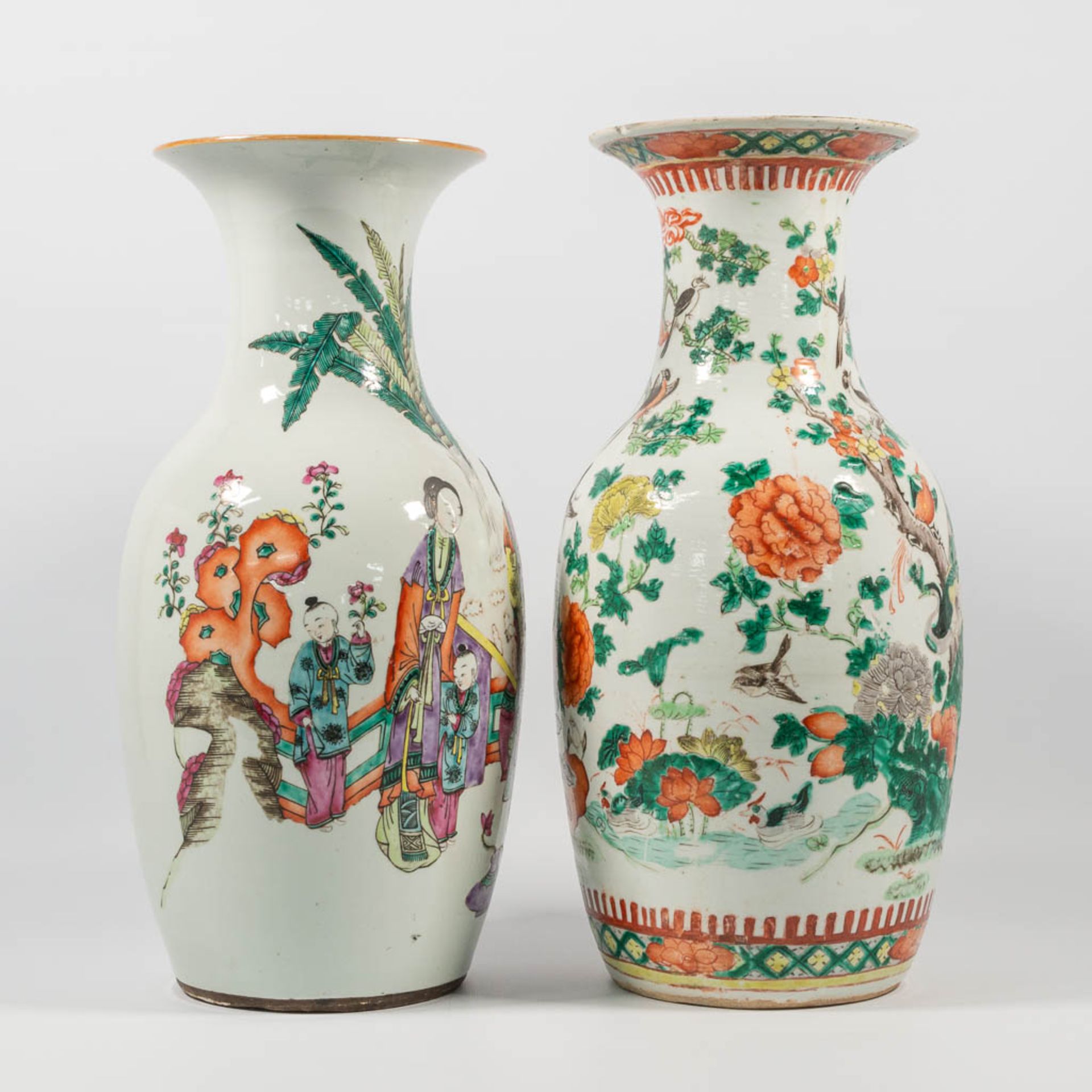 A collection of 2 Chinese vases, with decor of Ladies in court and peacocks. 19th/20th century. - Image 7 of 14