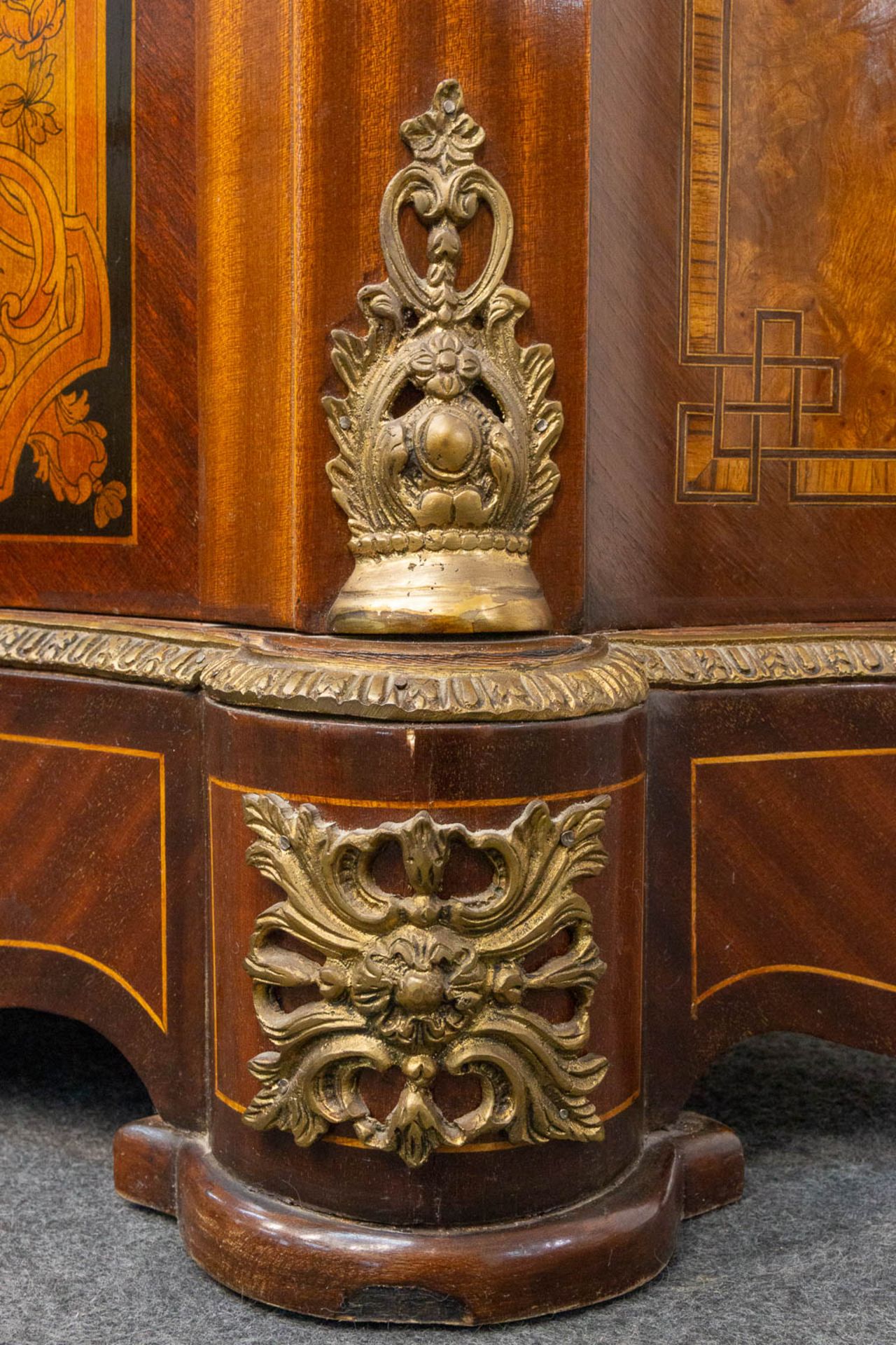 A marquetry inlaid commode, mounted with bronze and with a marble top. - Image 11 of 15