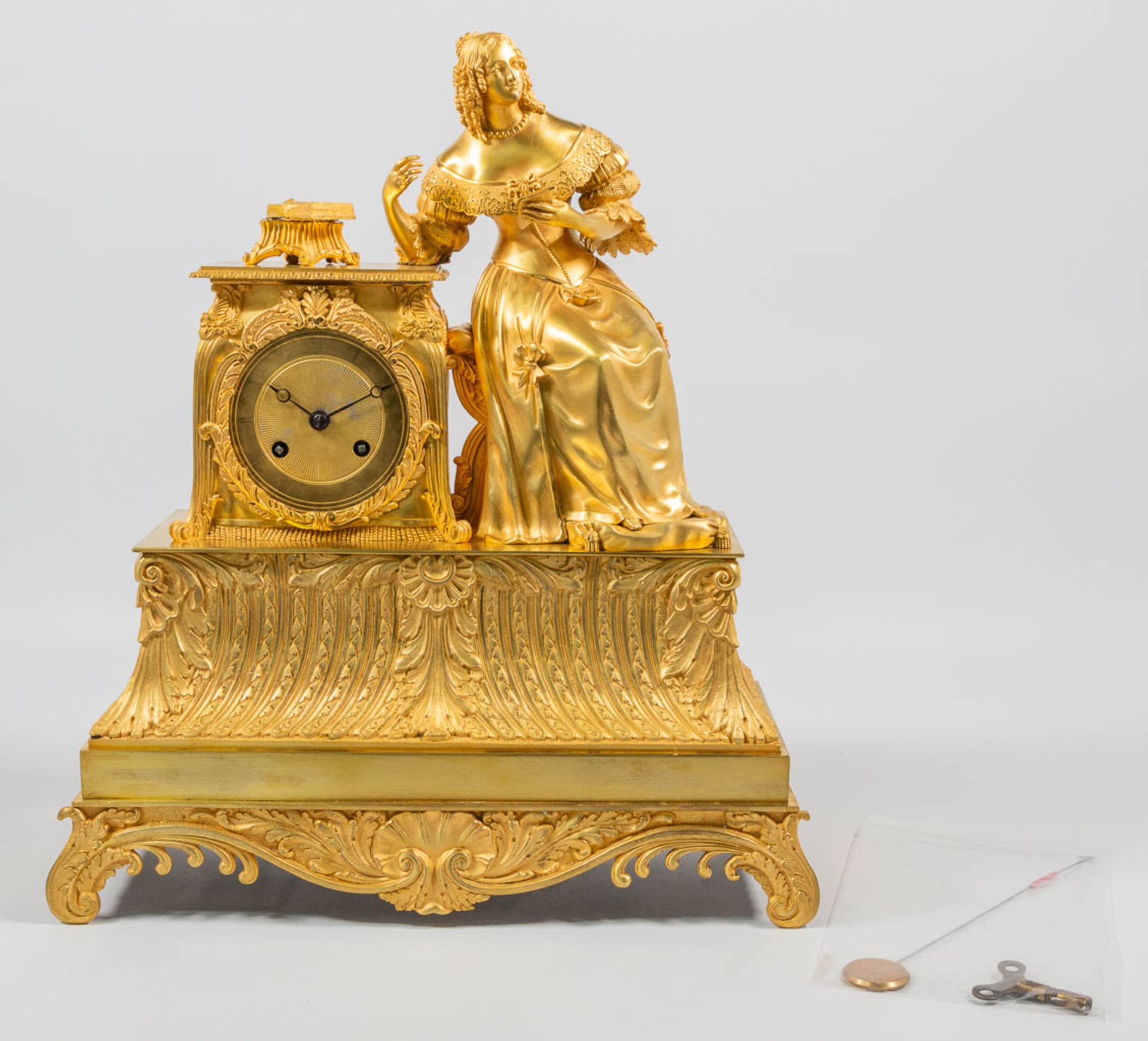An Ormolu Bronze Mantle Clock with Romantic Scene, 'La Liseuze' - Bild 14 aus 19