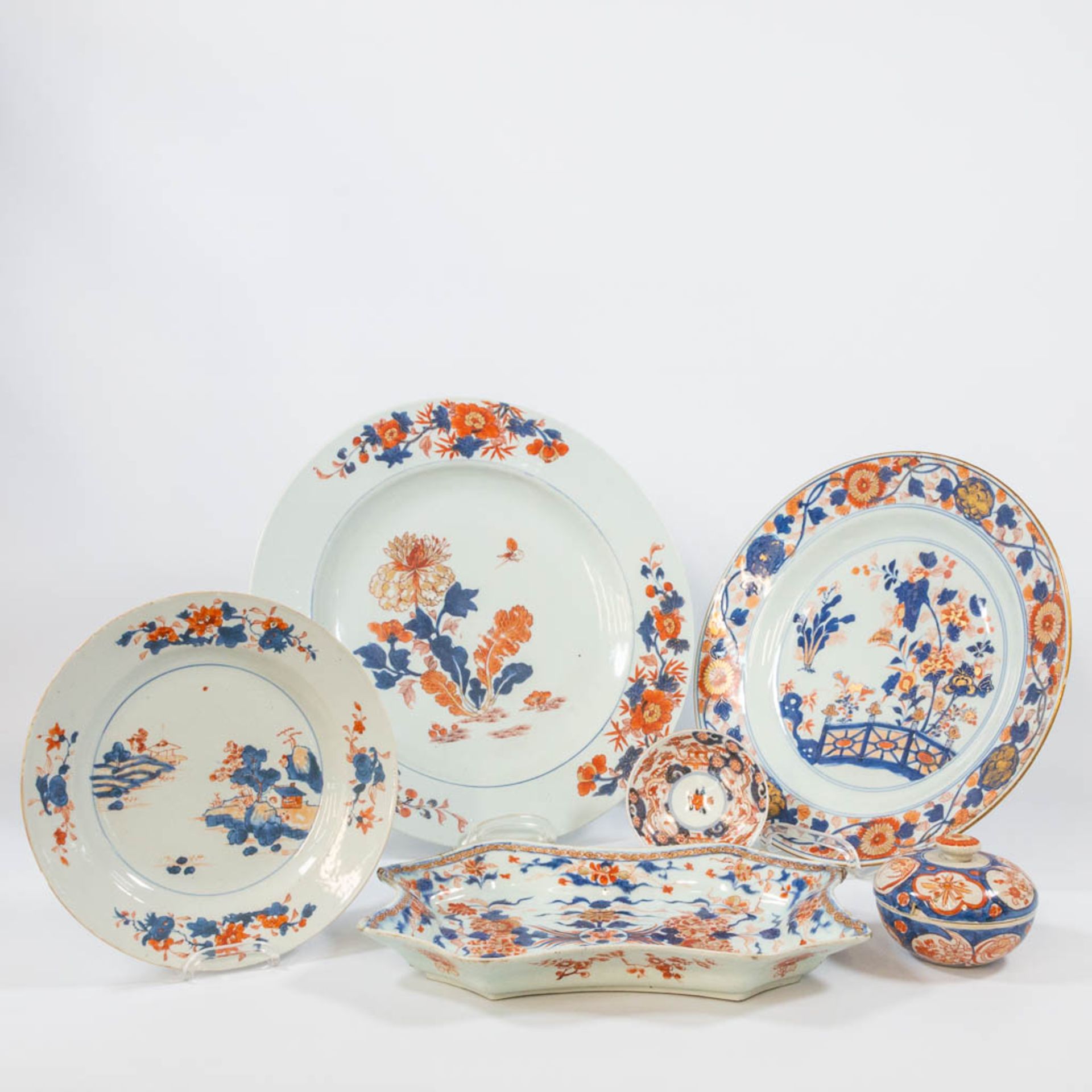 A collection of 6 famille rose objects and plates, made of porcelain.