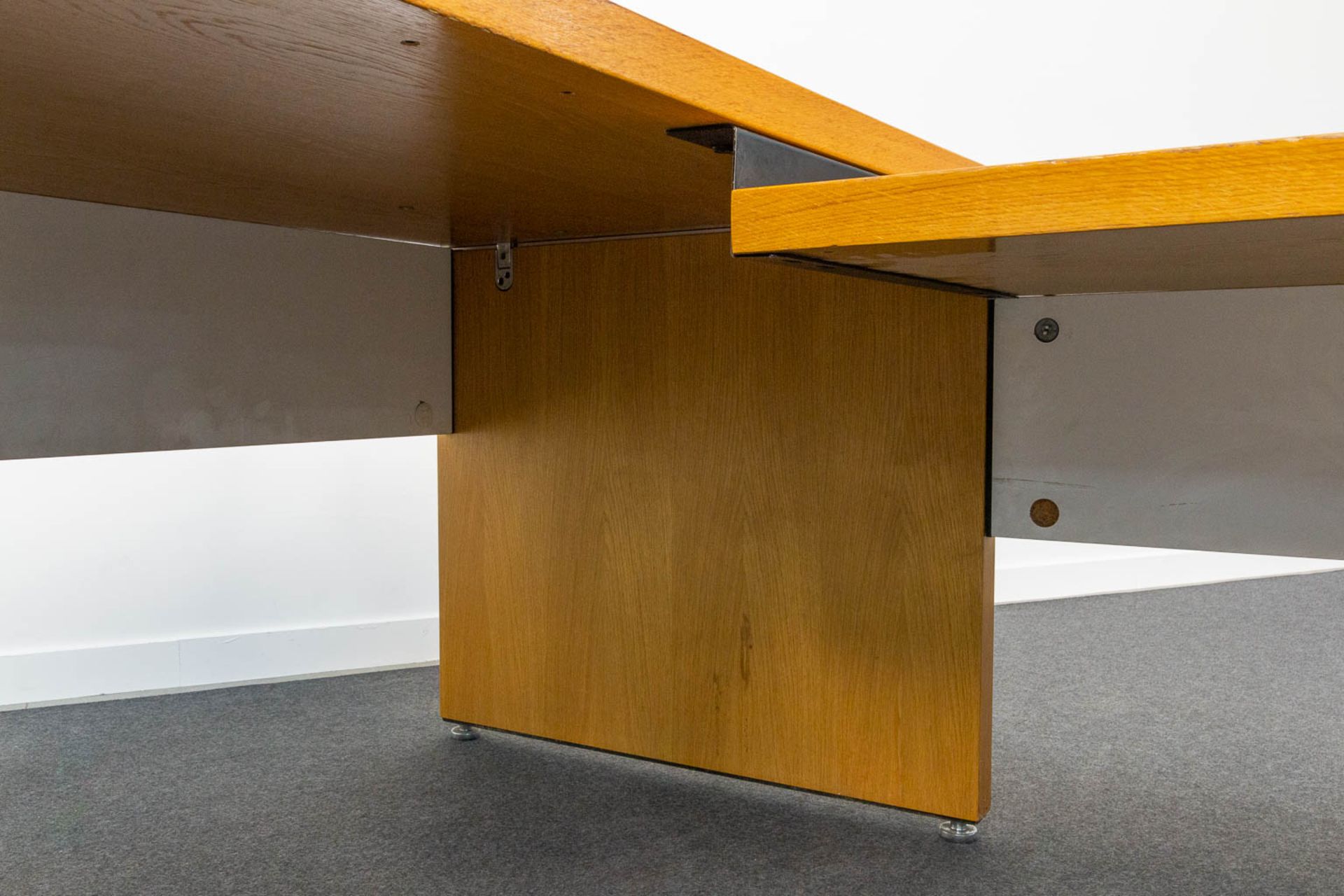 The Stephens system' L shaped desk designed by William Stephens for Knoll International. - Image 15 of 19