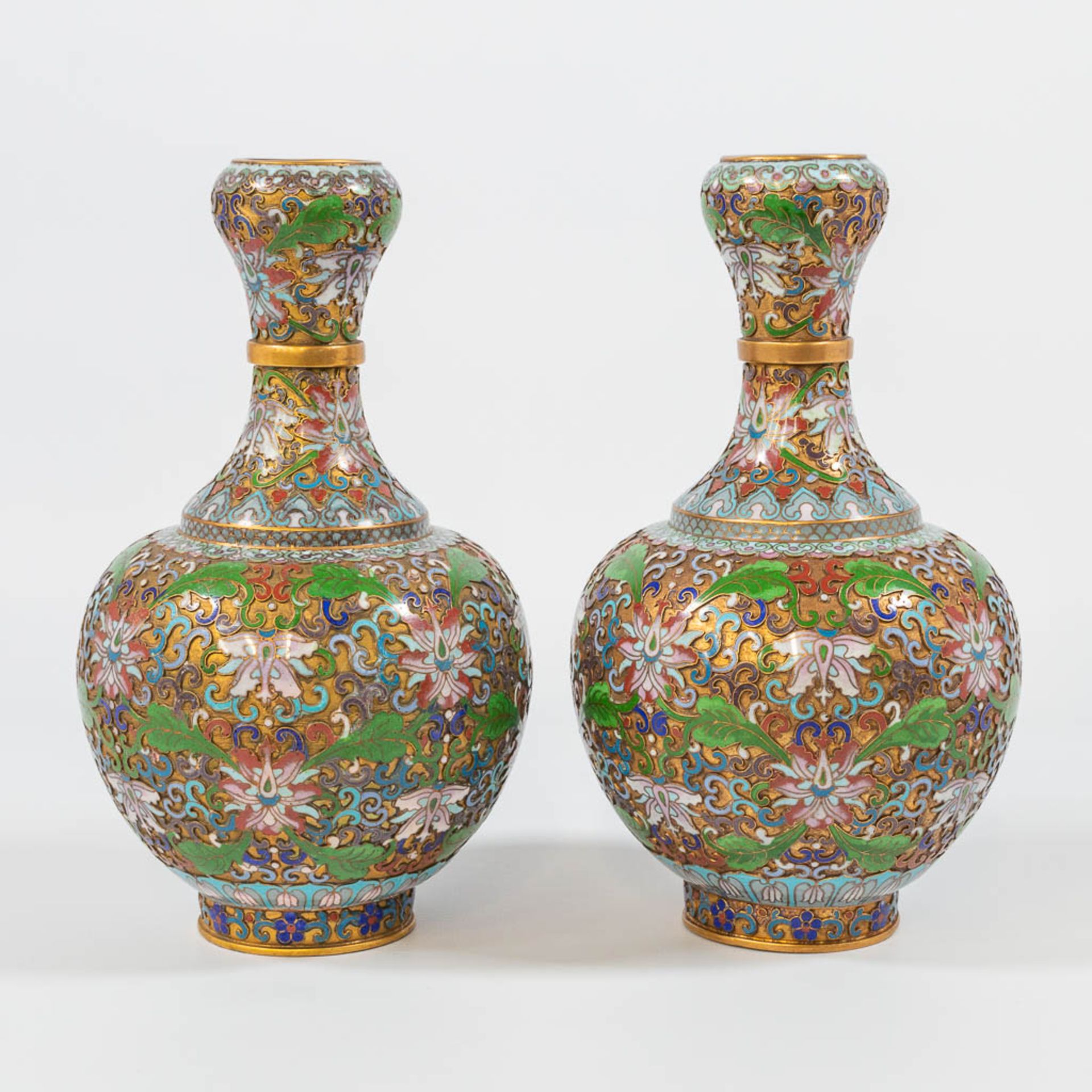 A pair of openworked Cloisonné vases, made of Bronze and enamel. - Image 6 of 17