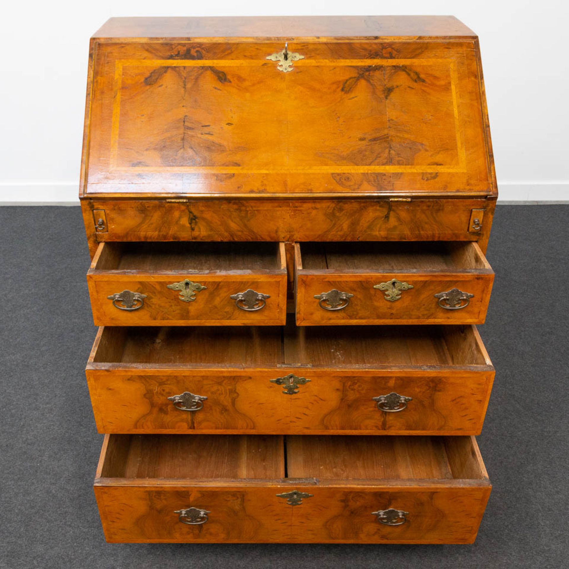 A secretaire of English origin, neatly finished with wood veneer and mounted with bronze. - Image 16 of 19