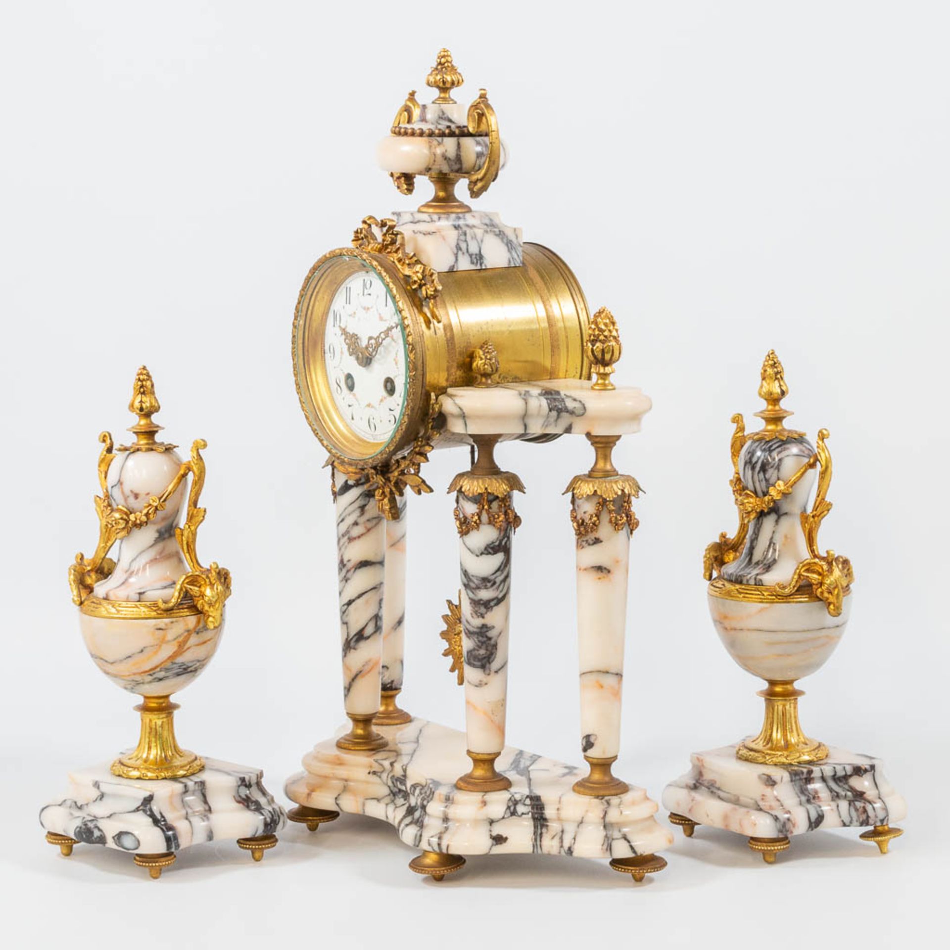A louis XVI style 3-piece garniture clock with bronze mounted marble column clock, and 2 side pieces - Bild 10 aus 13