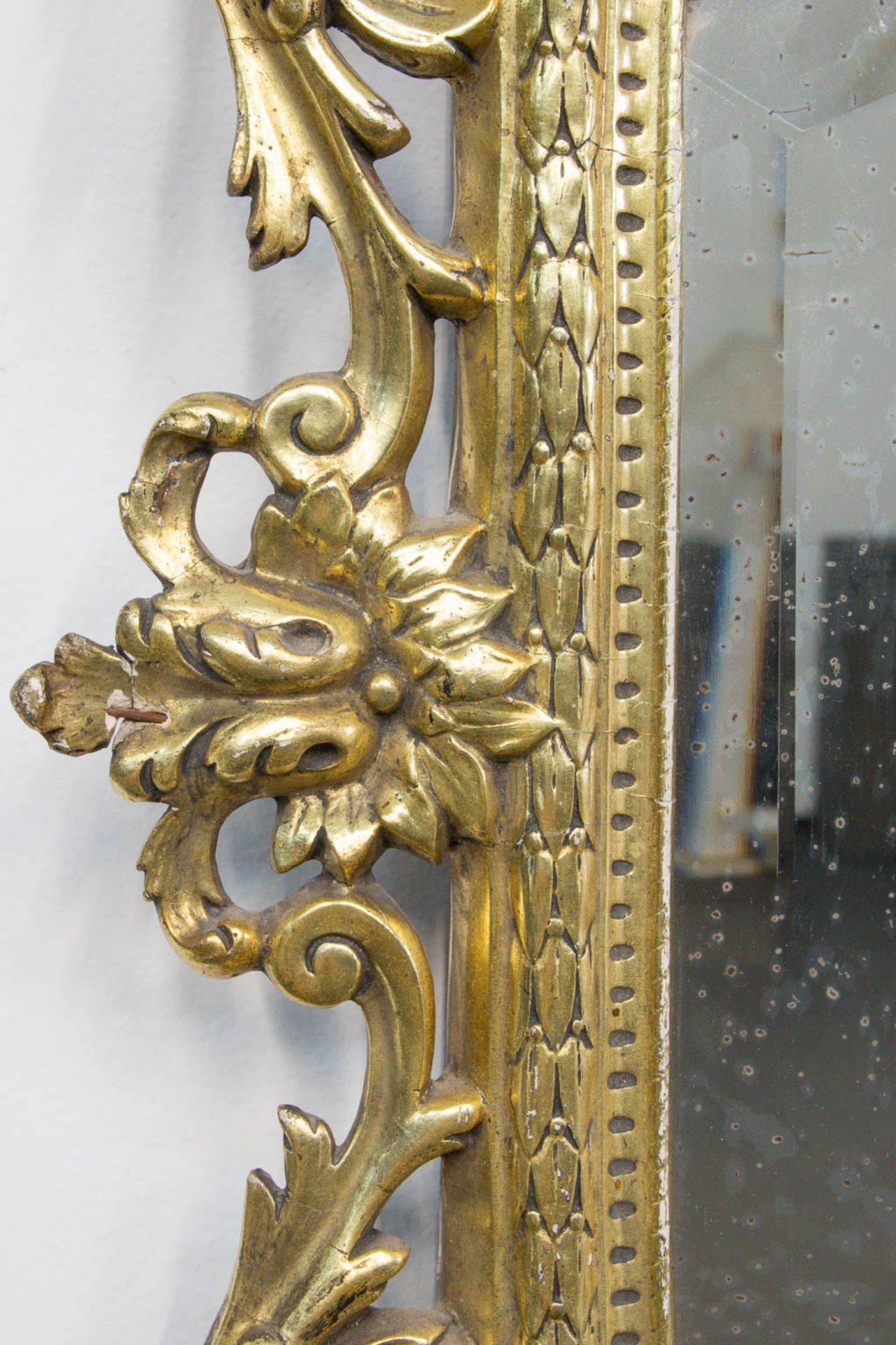 A mirror in Louis XV style, made of gold plated stuco. - Bild 5 aus 8