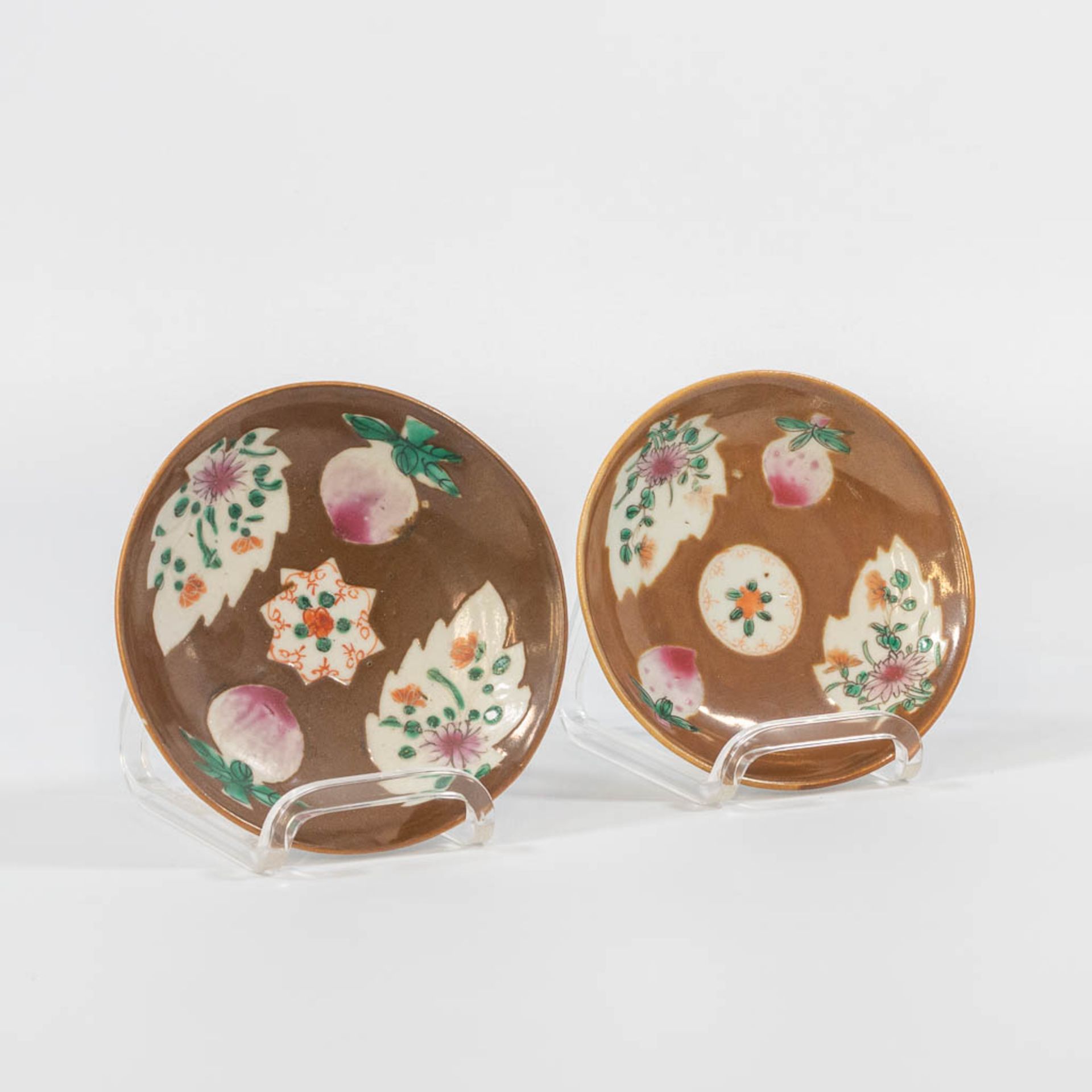 A collection of 12 Capucine Chinese porcelain items, consisting of 5 plates and 7 cups. - Image 20 of 26