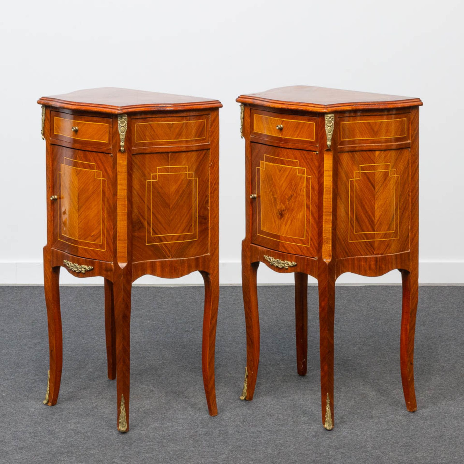 A pair of bronze mounted nightstands, inlaid with marquetry. Second half of the 20th century. - Image 4 of 22