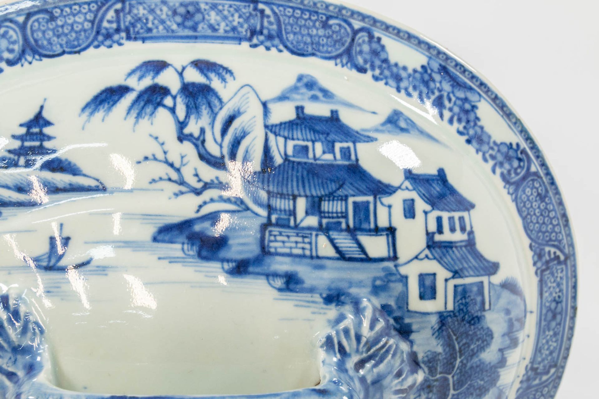 A large Chinese export porcelain blue and white tureen. 19th century. - Image 16 of 17