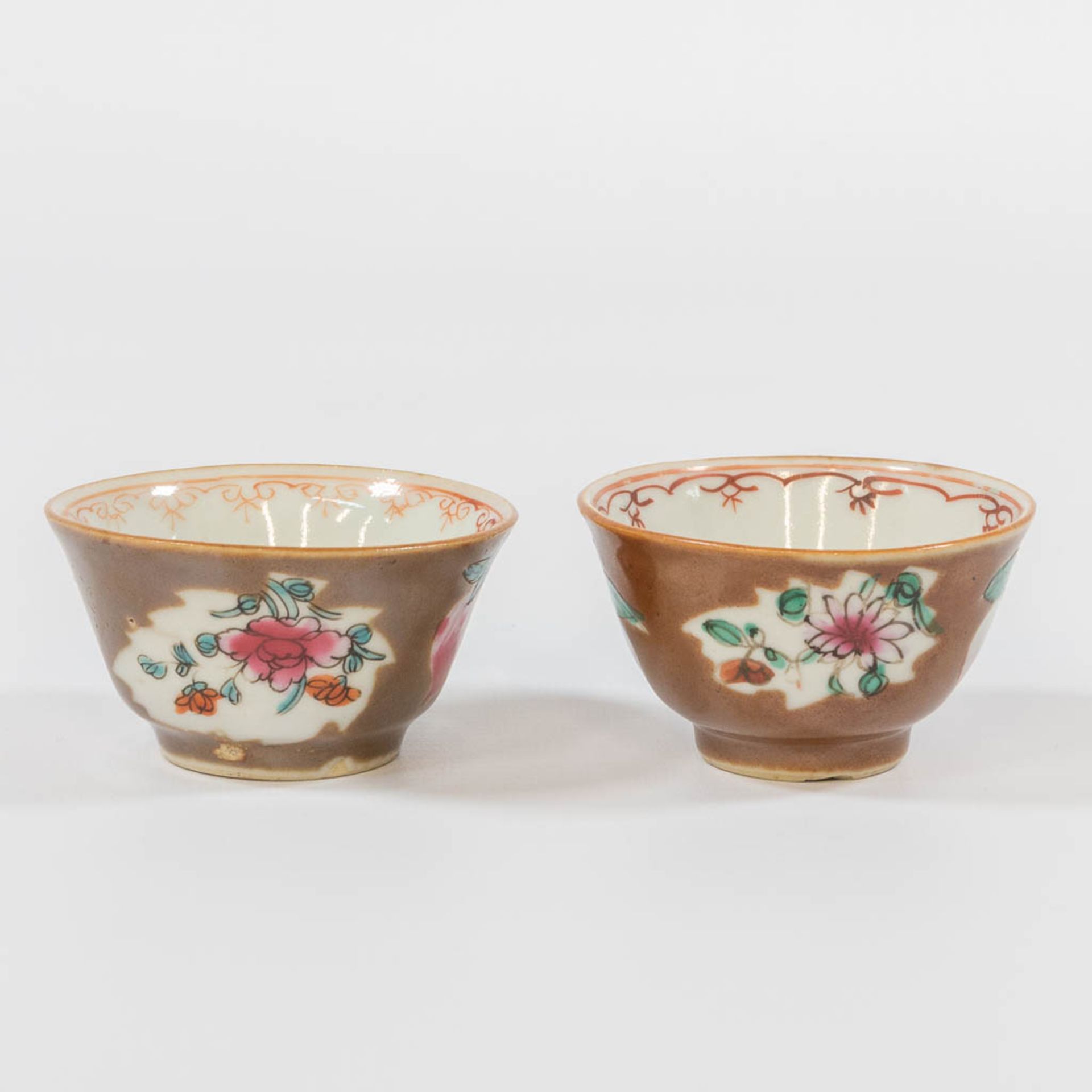 A collection of 12 Capucine Chinese porcelain items, consisting of 5 plates and 7 cups. - Image 13 of 26