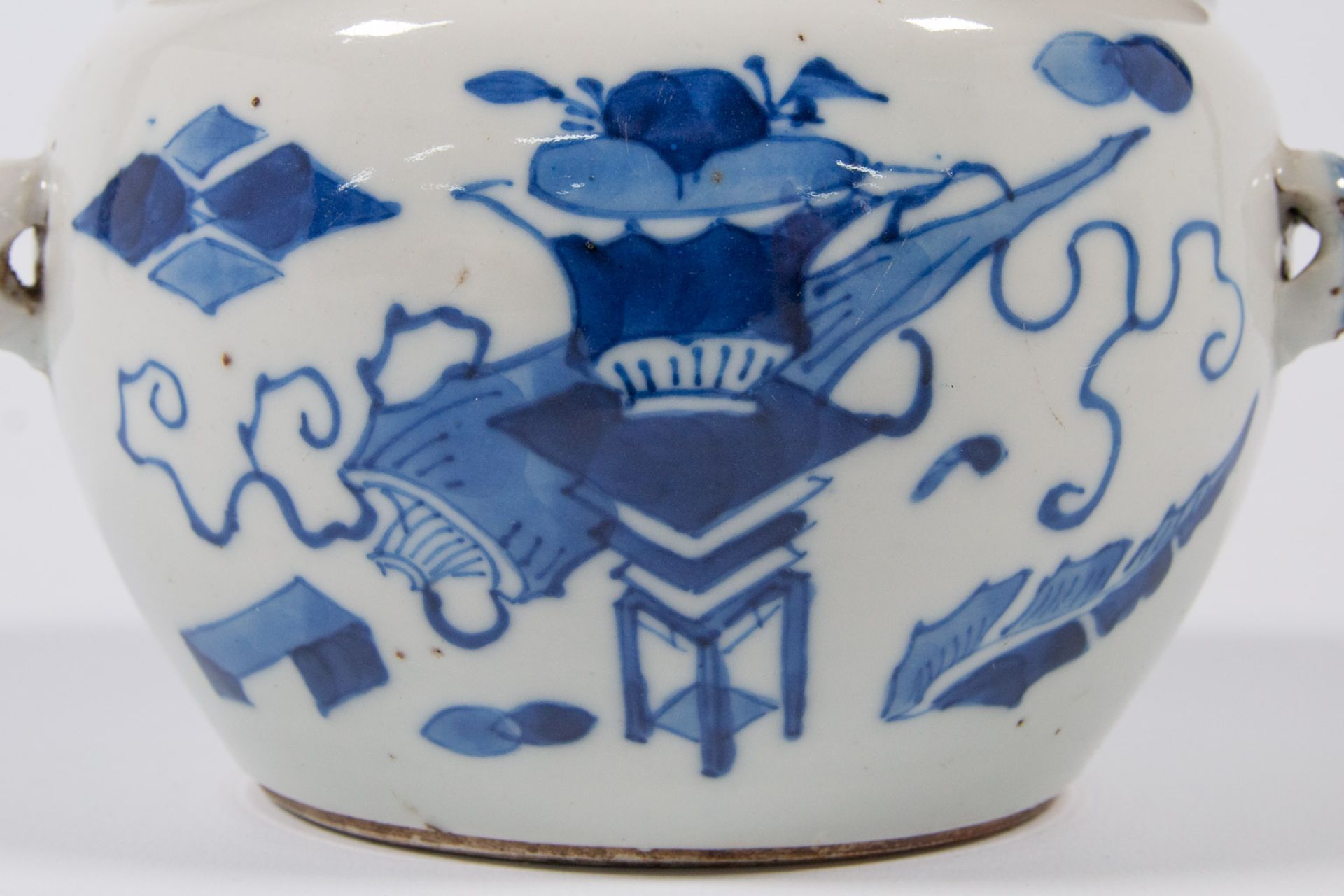 A Chinese jar with blue white decor of Antiquities. 19th-20th cent - Image 12 of 13