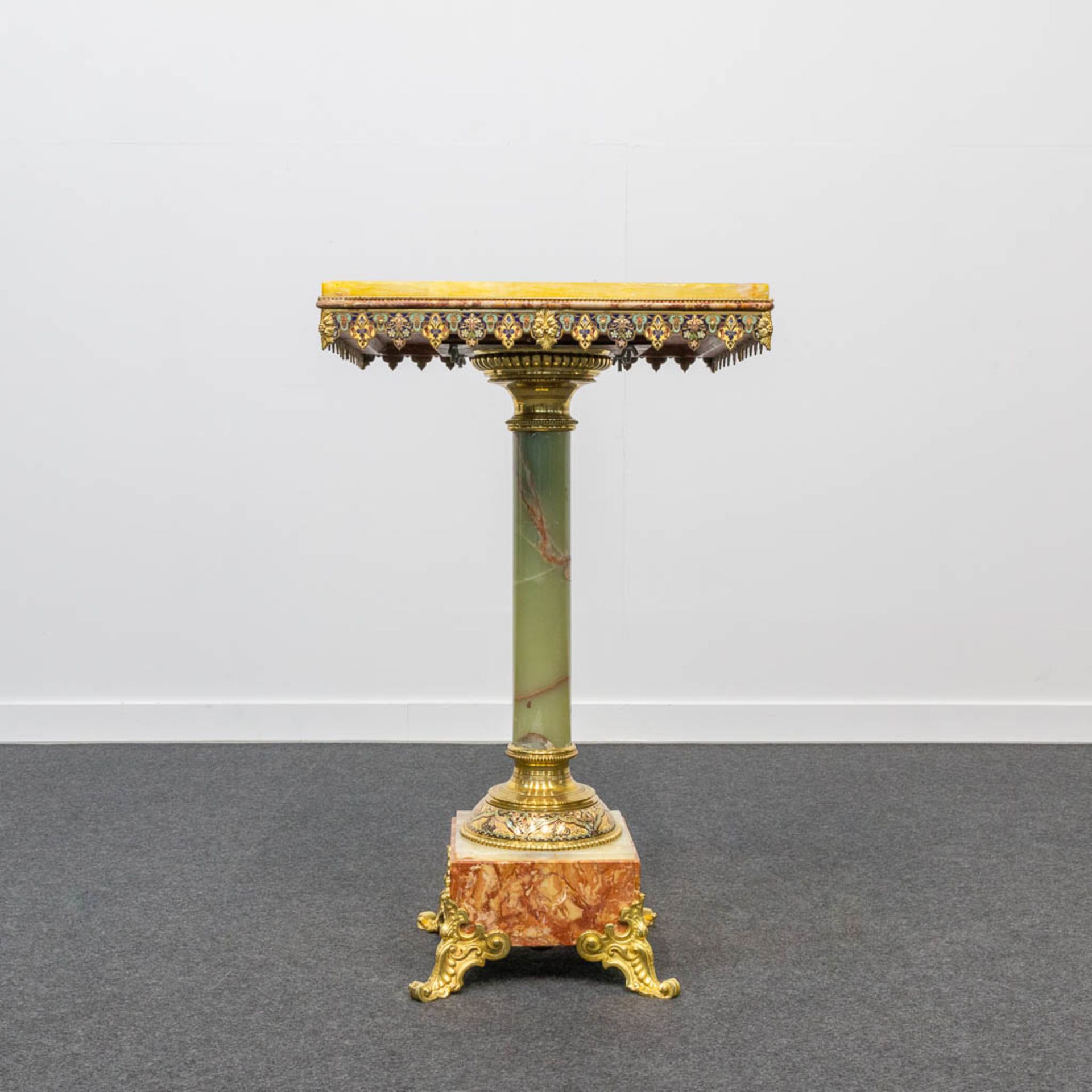 An exceptional side table made of onyx and marble, decorated with bronze and inlaid cloisonné - Bild 2 aus 14