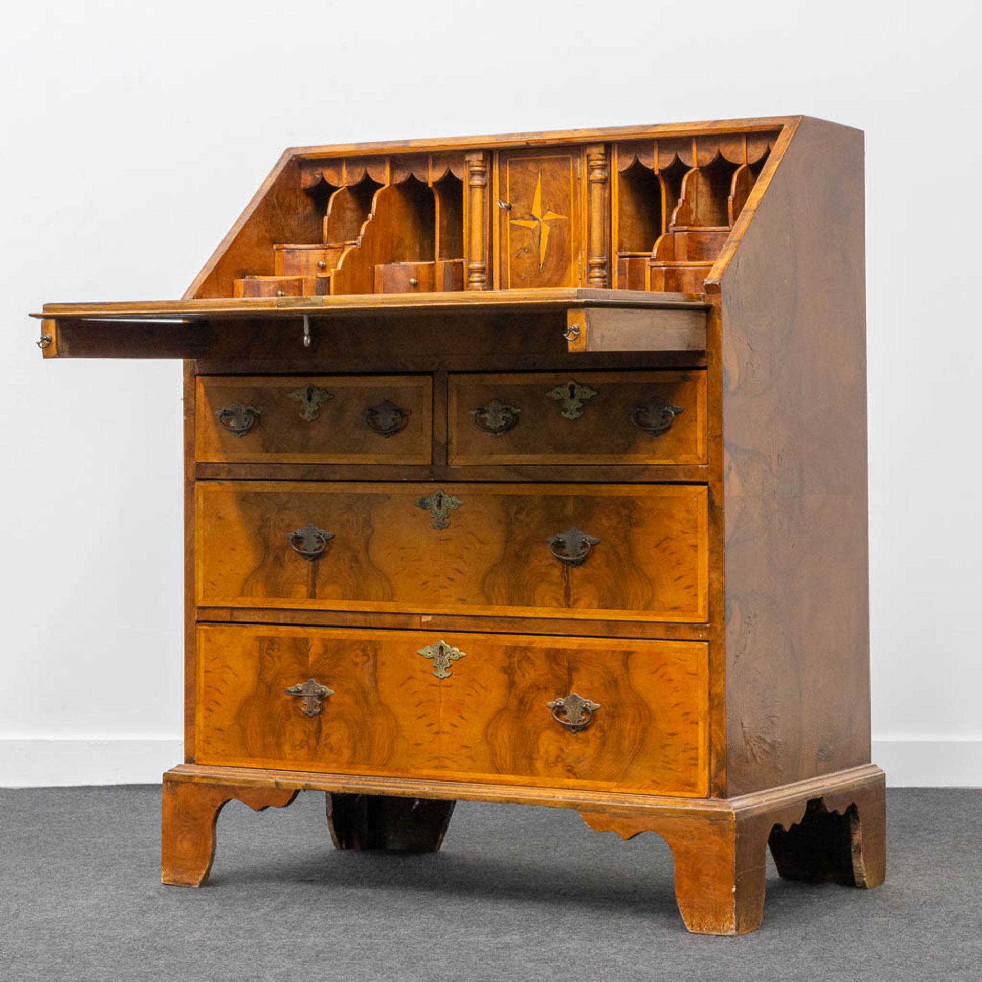 A secretaire of English origin, neatly finished with wood veneer and mounted with bronze. - Image 15 of 19
