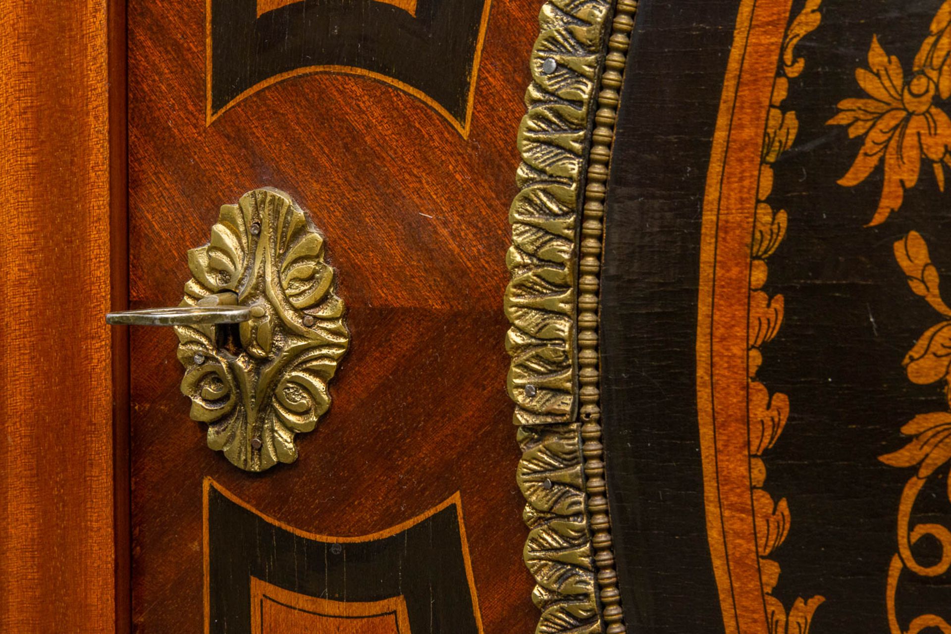 A marquetry inlaid commode, mounted with bronze and with a marble top. - Image 10 of 15