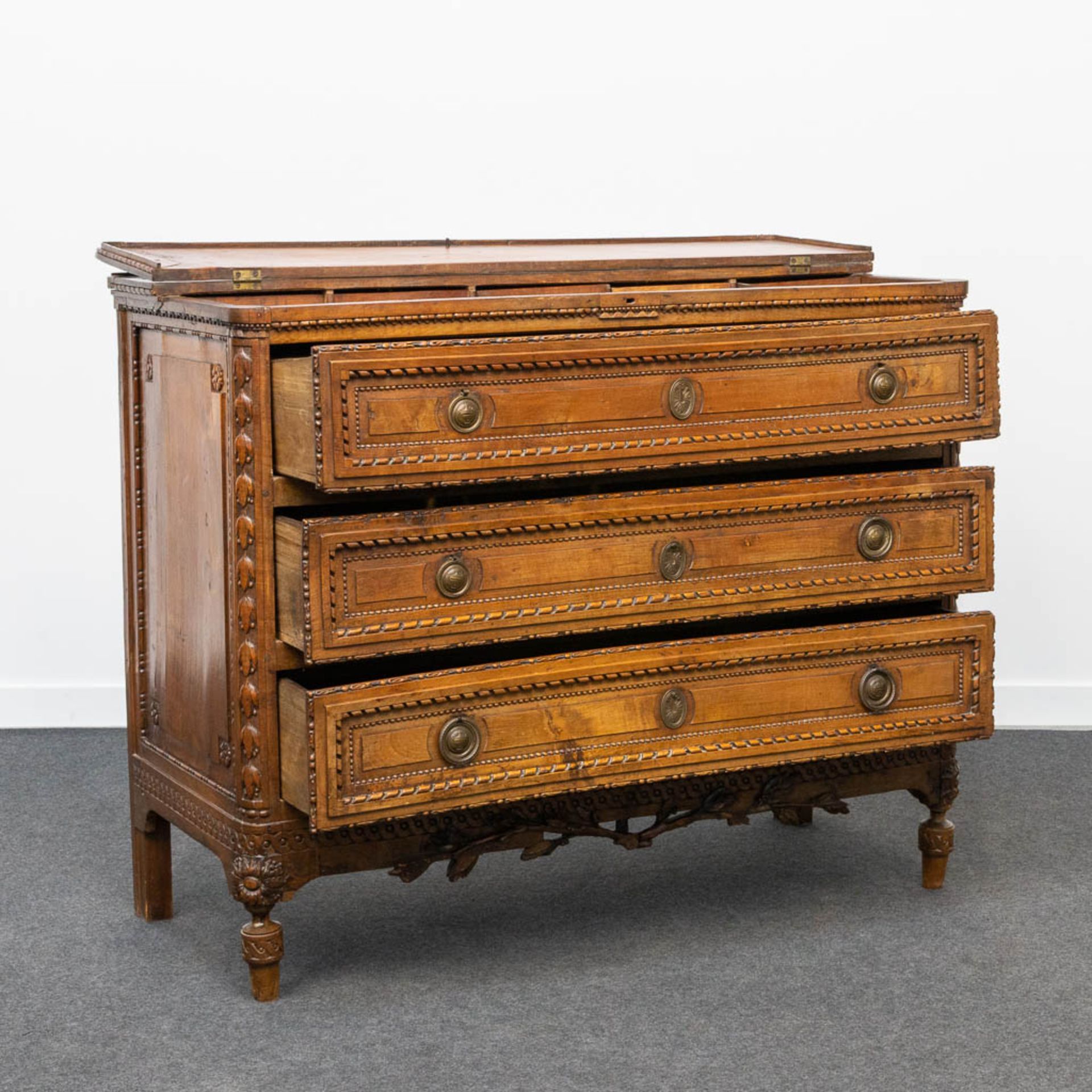 A wood sculptured commode in Louis XVI style, with 3 drawers and a hidden desk. 18th century. - Bild 9 aus 23