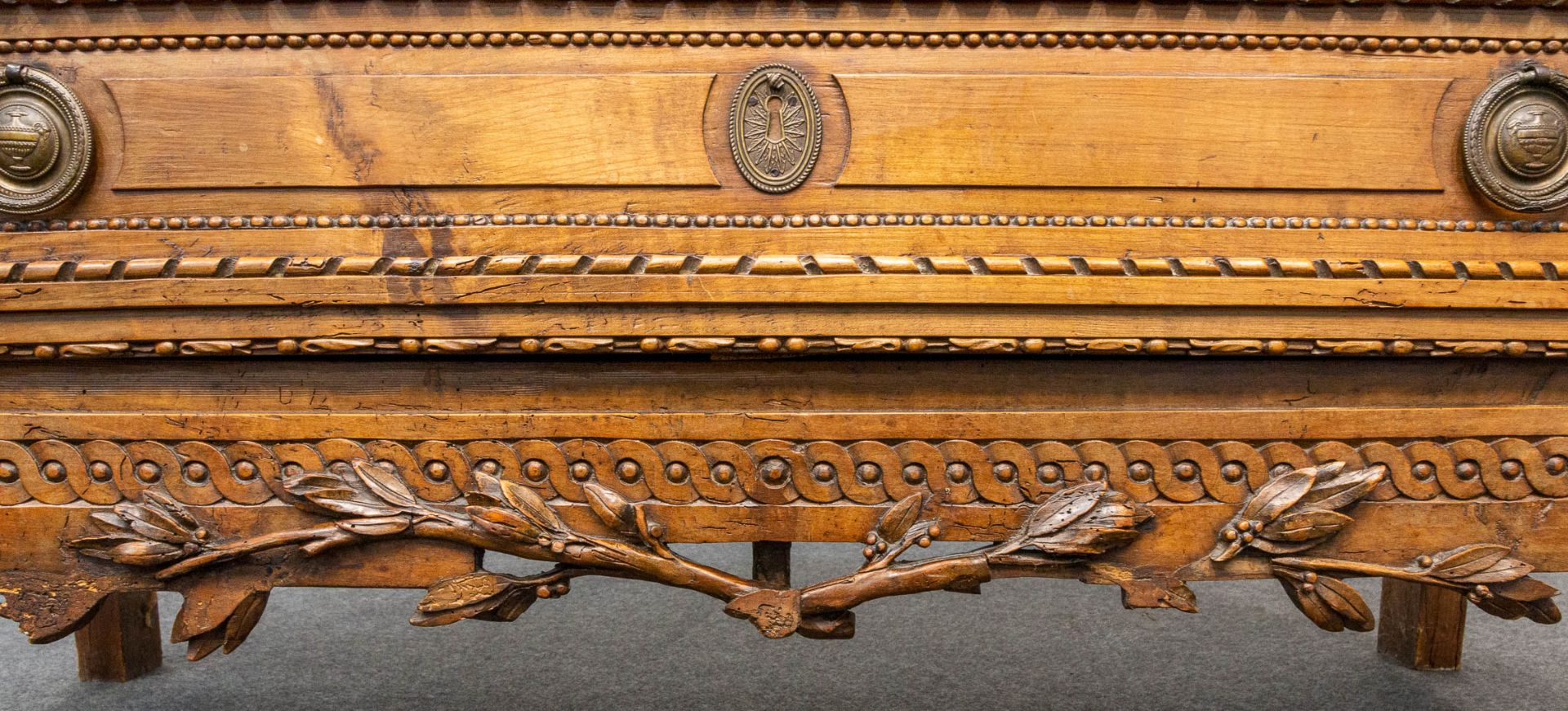 A wood sculptured commode in Louis XVI style, with 3 drawers and a hidden desk. 18th century. - Bild 22 aus 23