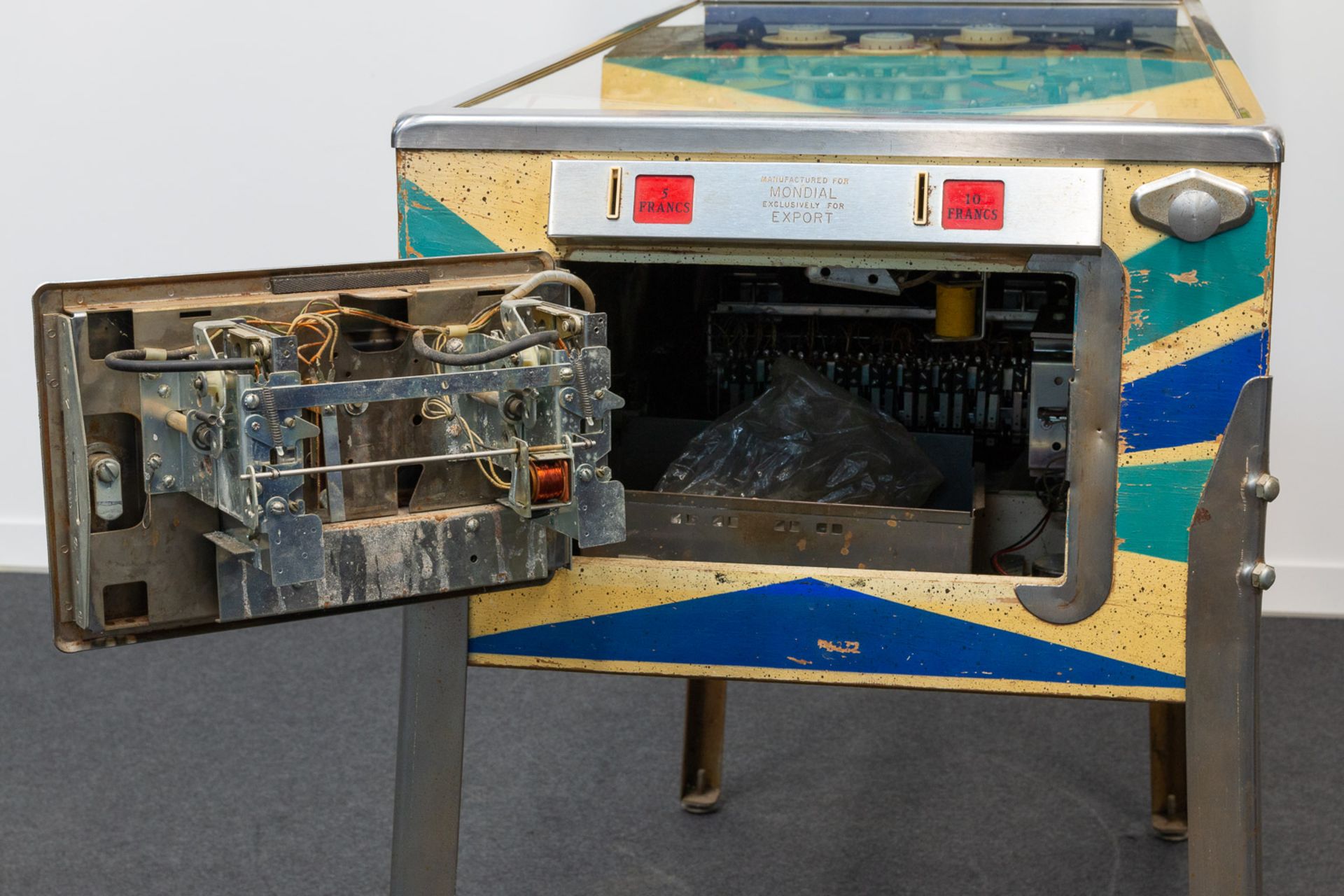 A Gottlieb and Co. 'Magnotron' Pinball machine, in working condition. Made in the USA. - Image 17 of 32