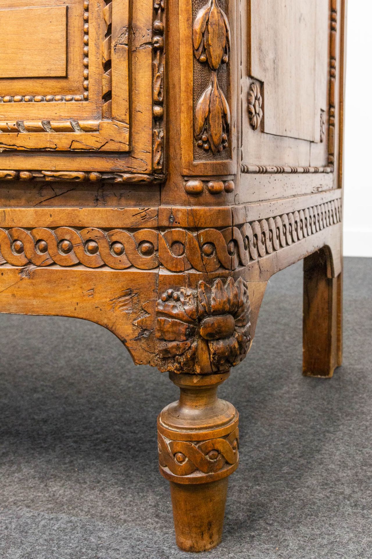 A wood sculptured commode in Louis XVI style, with 3 drawers and a hidden desk. 18th century. - Bild 15 aus 23