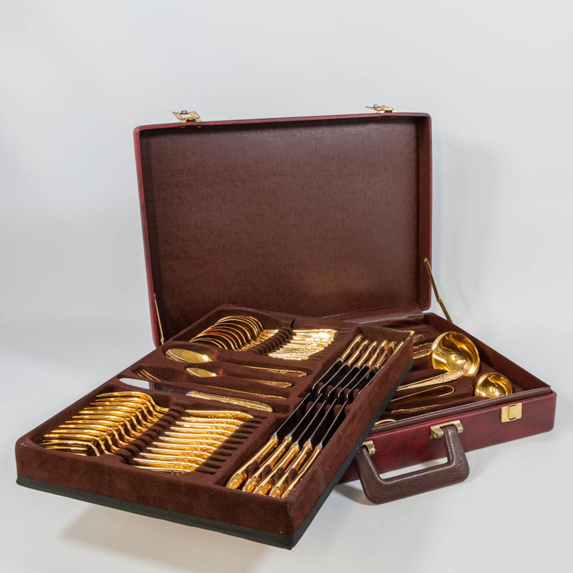 A gold-plated cuttlery set, made by Solingen in Germany. Inox 18/10 gold-plated 23 karat. - Bild 18 aus 23