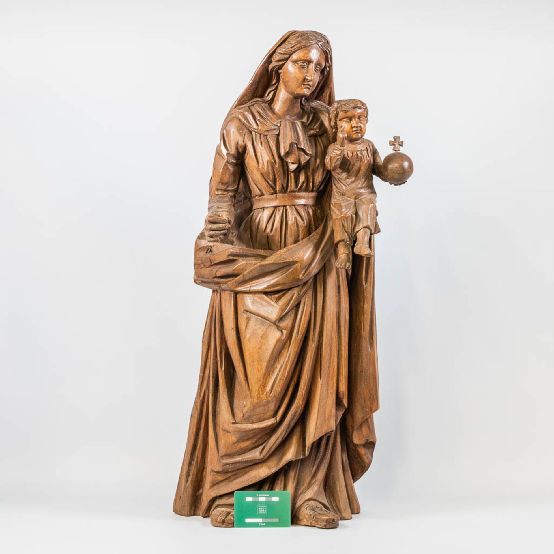A wood sculptured Mary and Jesus figurine with globus cruciger. 19th century. - Bild 2 aus 19