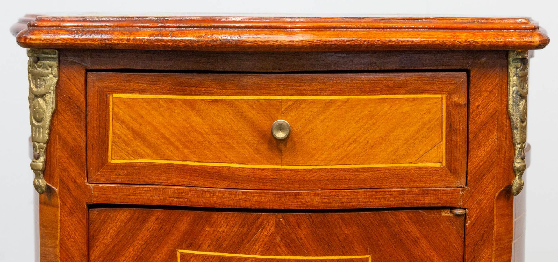 A pair of bronze mounted nightstands, inlaid with marquetry. Second half of the 20th century. - Image 22 of 22