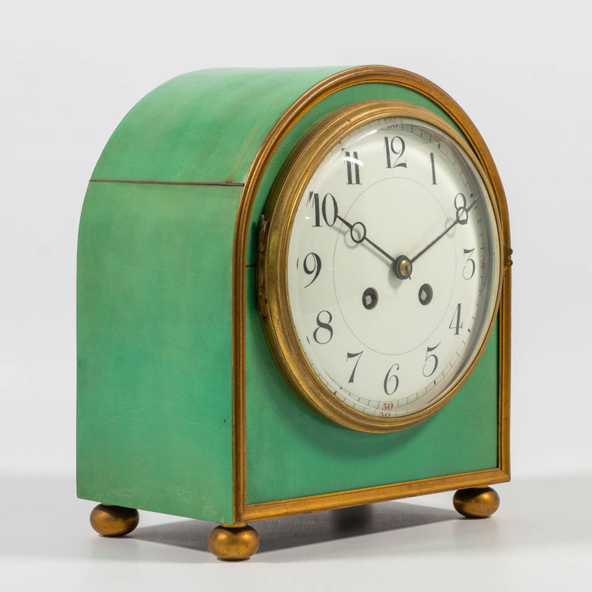 An elegant table clock made of a green lacquered wood case mounted with ormolu bronze, made in Franc - Bild 12 aus 13