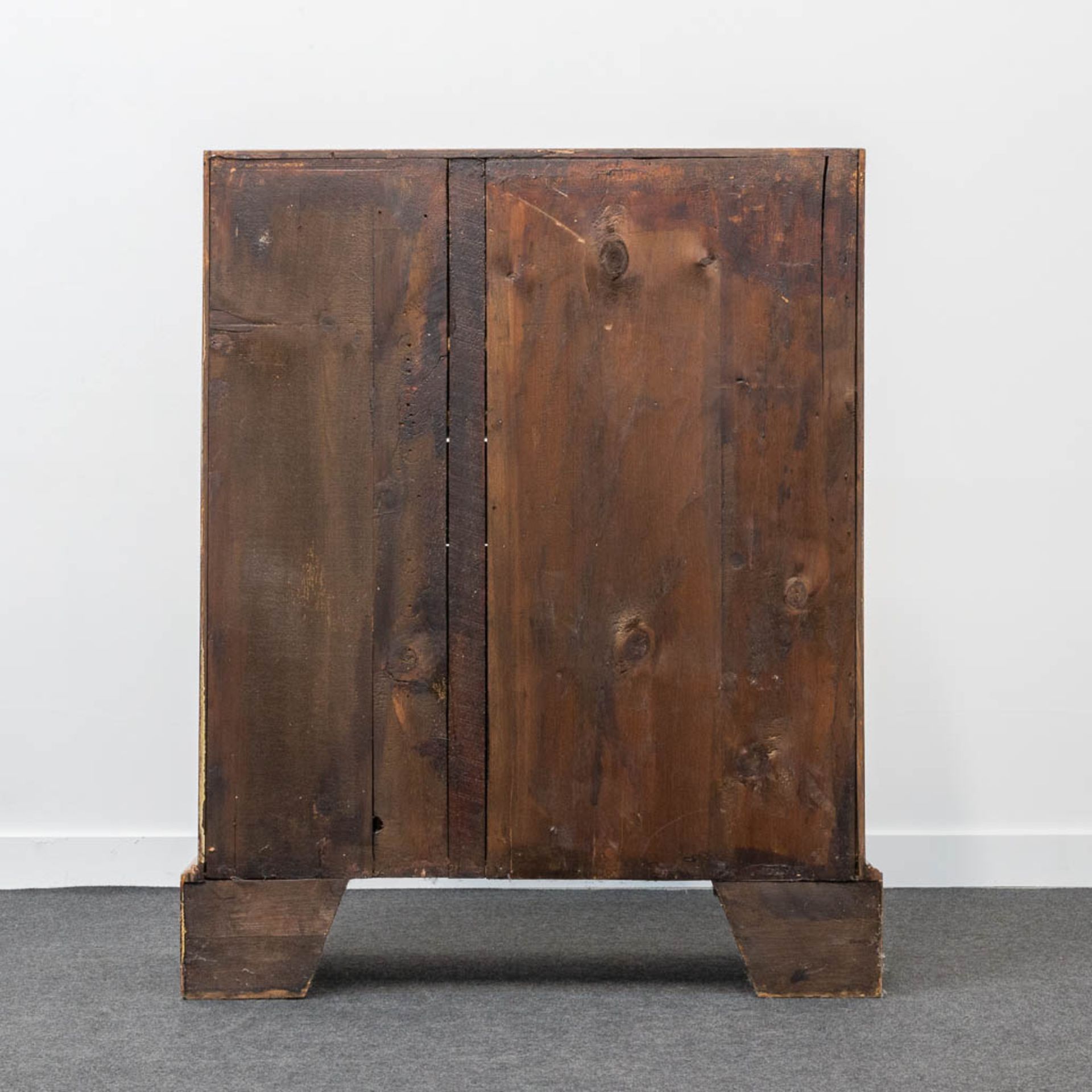 A secretaire of English origin, neatly finished with wood veneer and mounted with bronze. - Image 6 of 19