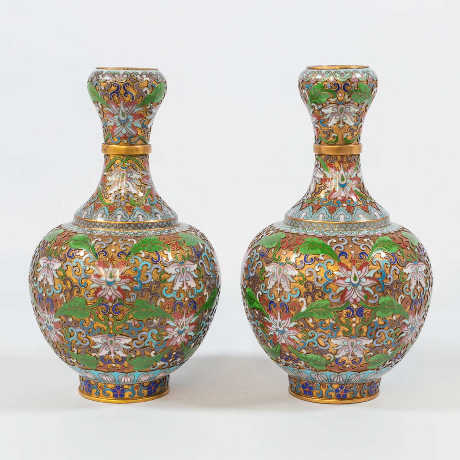 A pair of openworked Cloisonné vases, made of Bronze and enamel. - Image 8 of 17