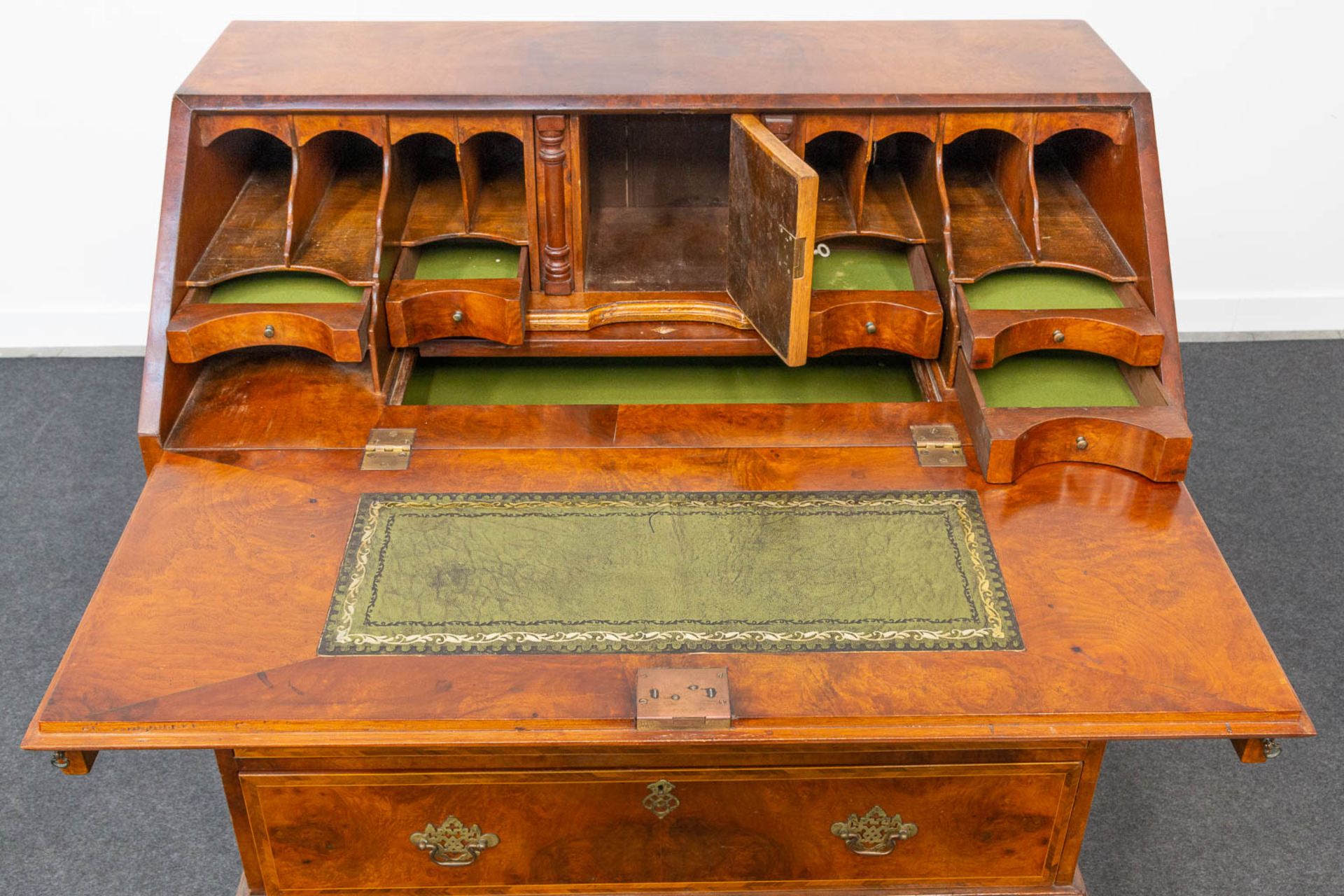 A secretaire of English origin, neatly finished with wood veneer and mounted with bronze. - Bild 14 aus 18