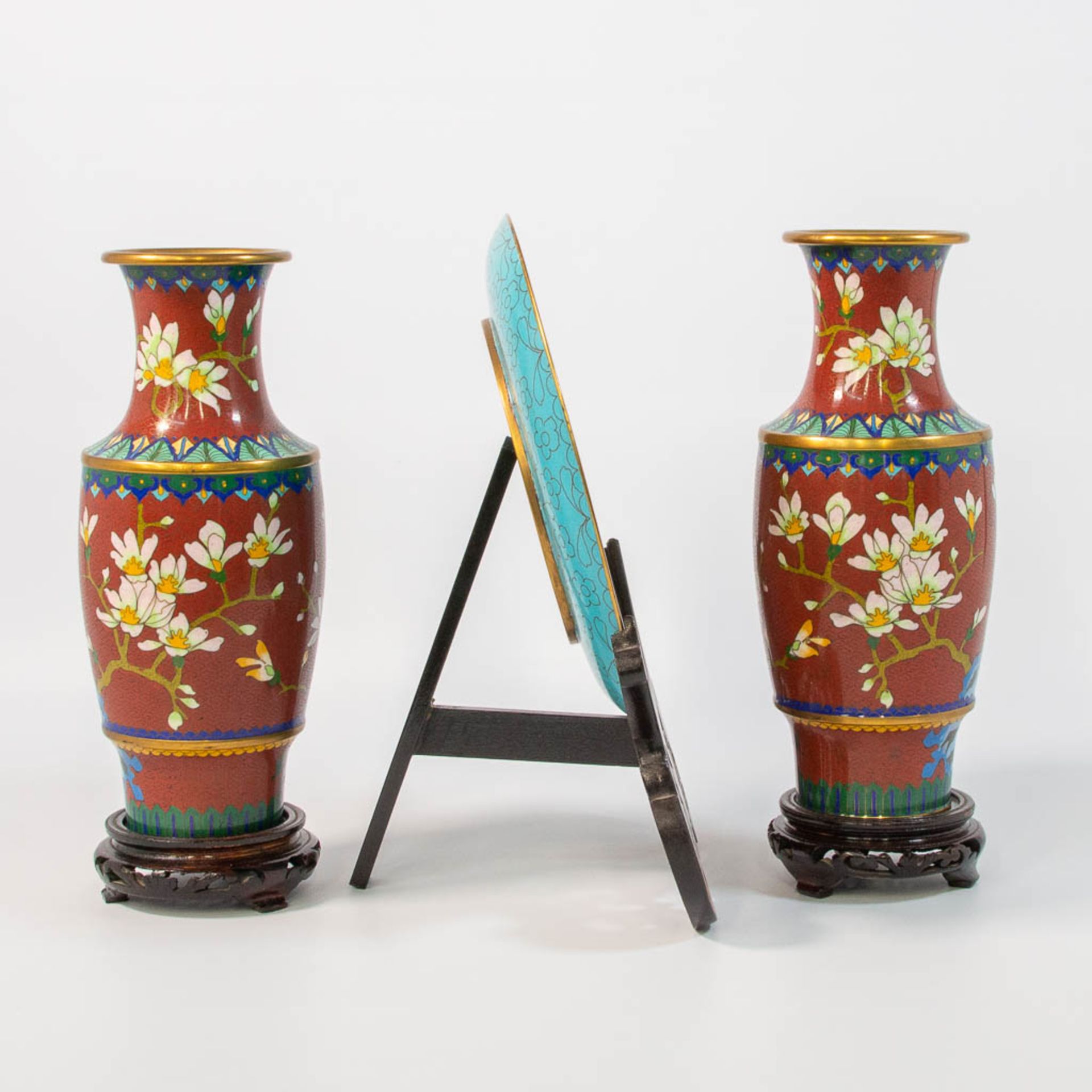 A pair of cloisonné vases and display plate on wood stands. Made of bronze and enamel. - Image 4 of 10
