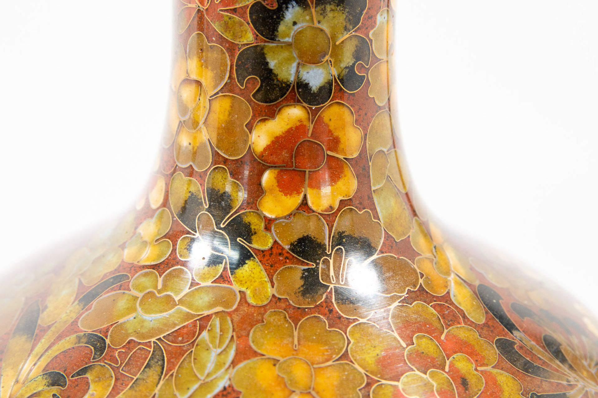 A pair of cloisonné vases - Image 10 of 12