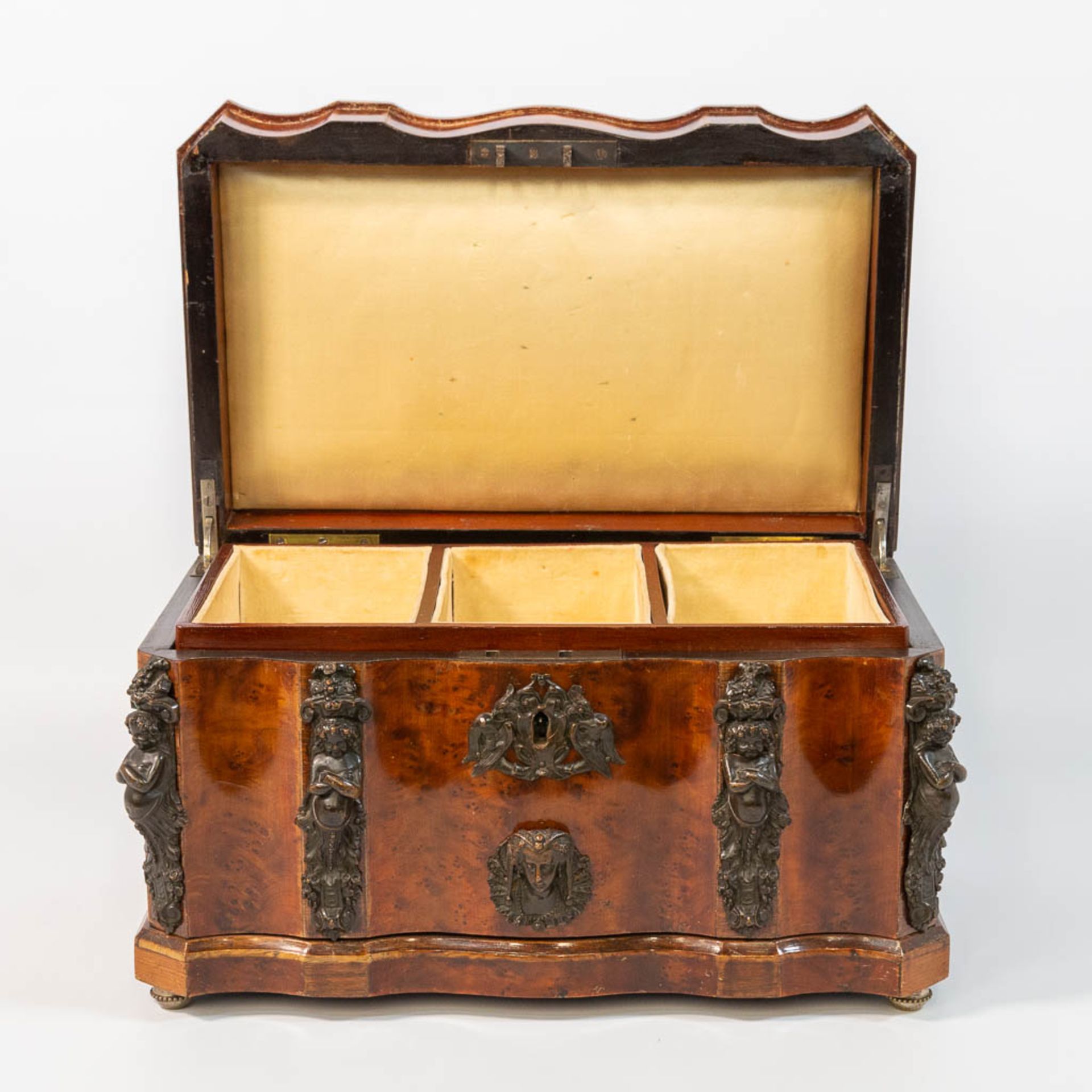 An antique Jewellry box, made of root wood and mounted with bonze hunting scenes, 19th century. - Bild 5 aus 20