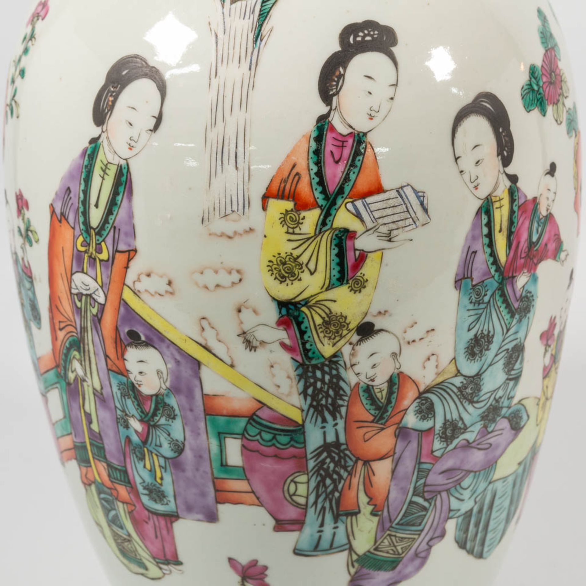 A collection of 2 Chinese vases, with decor of Ladies in court and peacocks. 19th/20th century. - Image 14 of 14