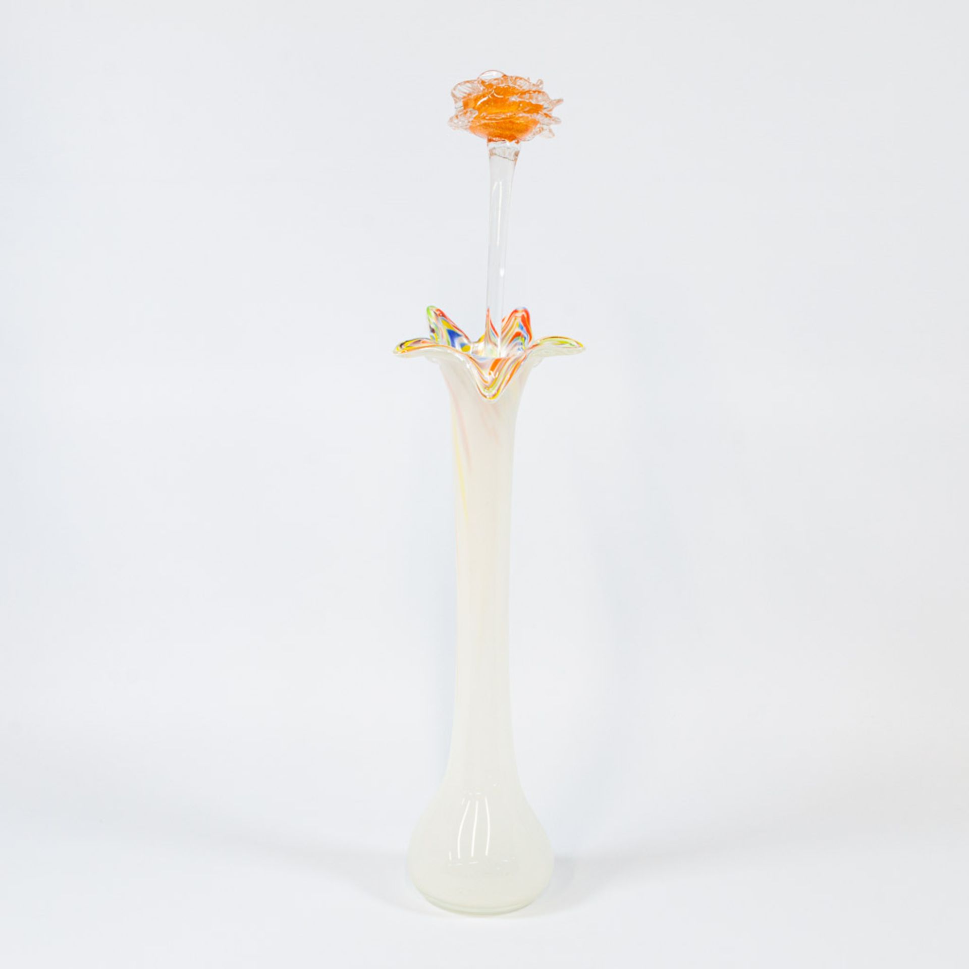 A collection of 4 vases and 4 glass flowers made in Murano, Italy. - Image 12 of 49