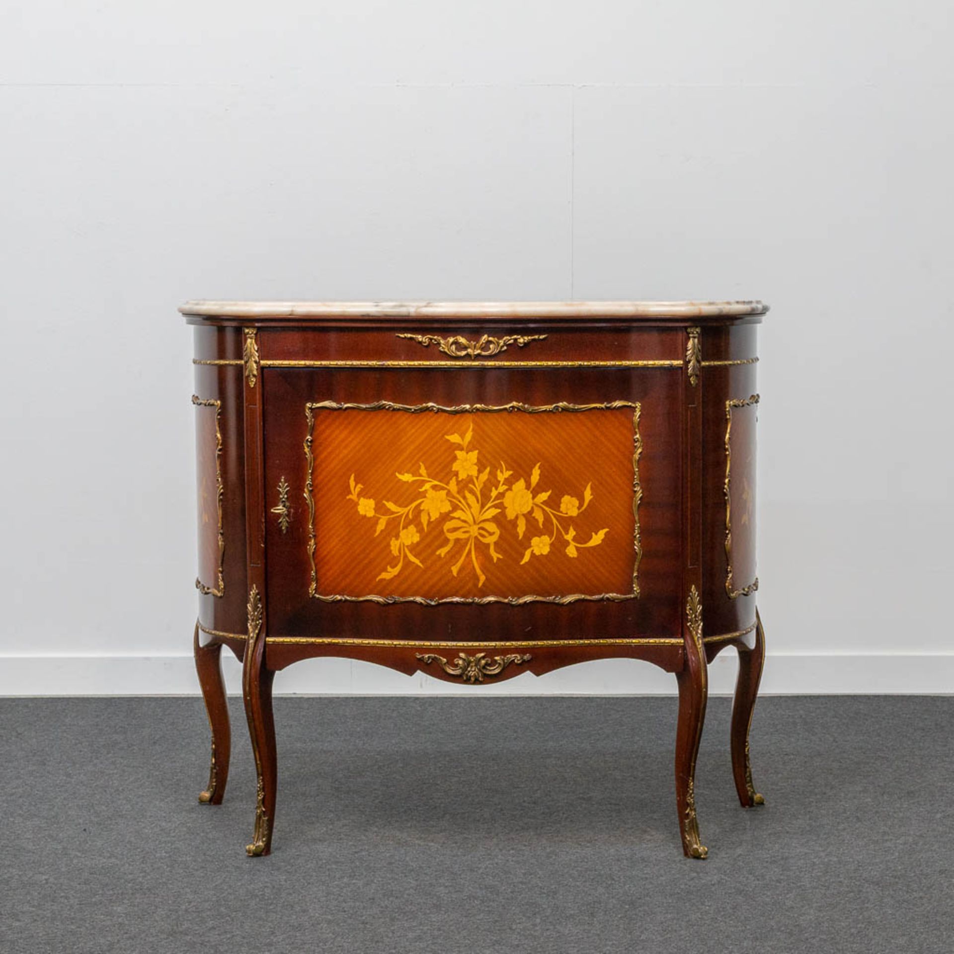 A marquetry inlay commode with marble top. The second half of the 20th century. - Bild 8 aus 22