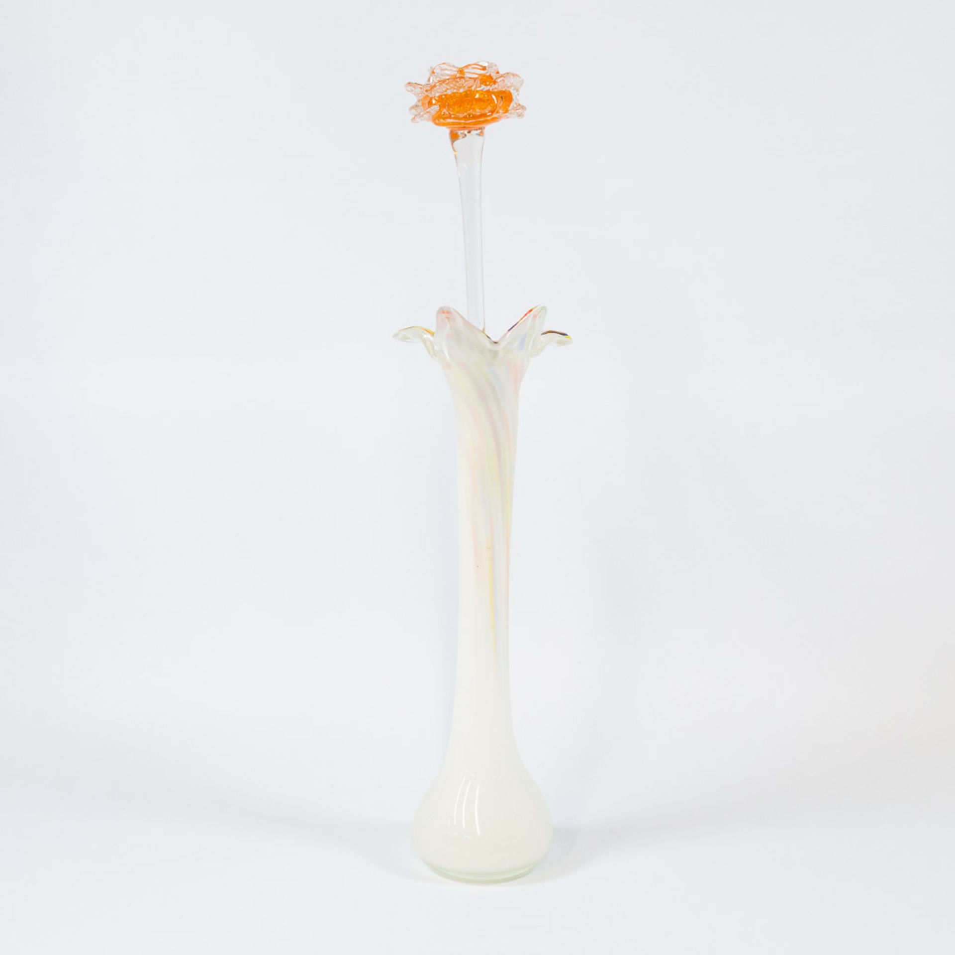 A collection of 4 vases and 4 glass flowers made in Murano, Italy. - Image 5 of 49