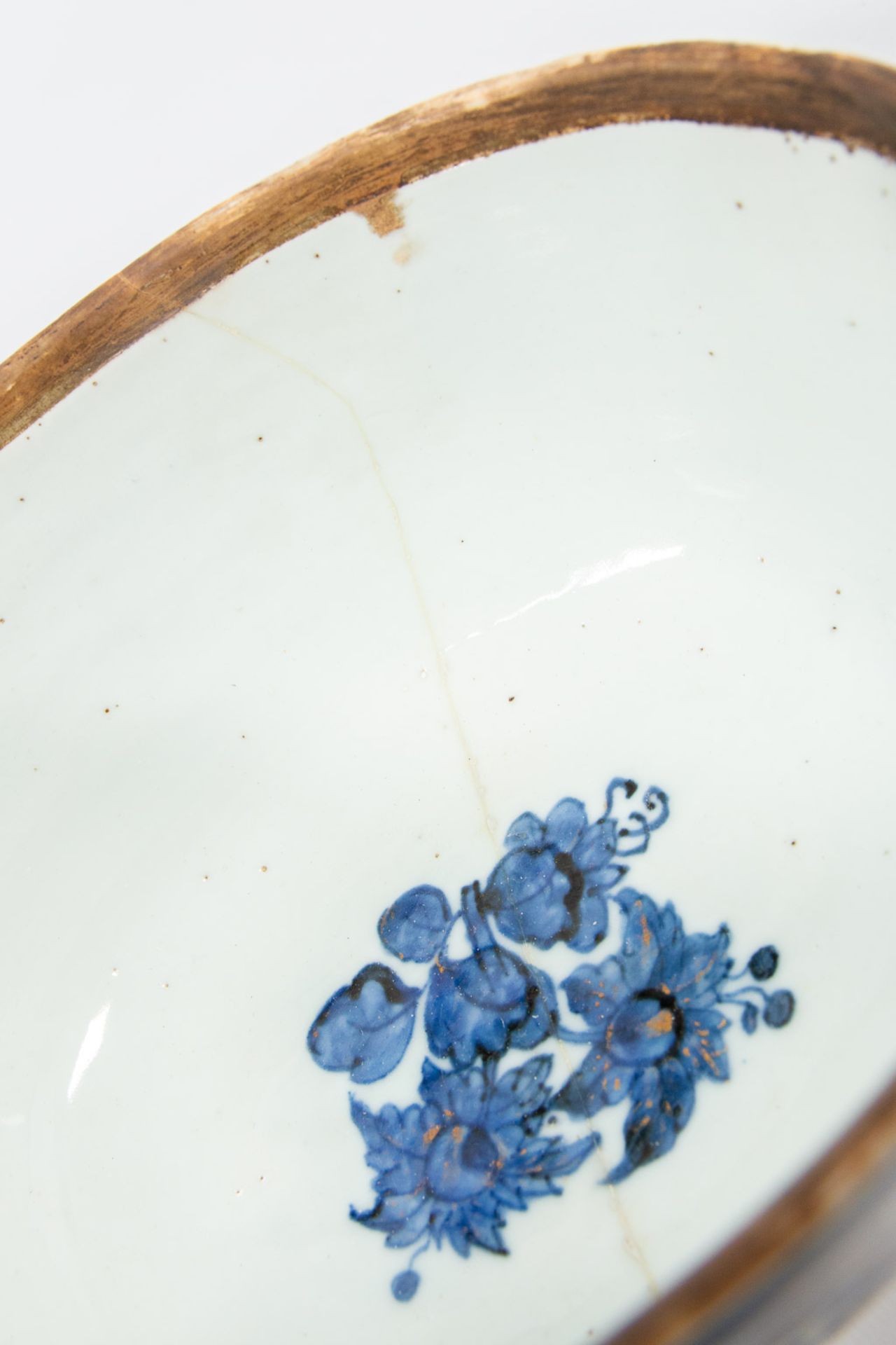 A small tureen with lid, Chinese export porcelain with underglaze blue, white and overglaze gold flo - Image 9 of 24