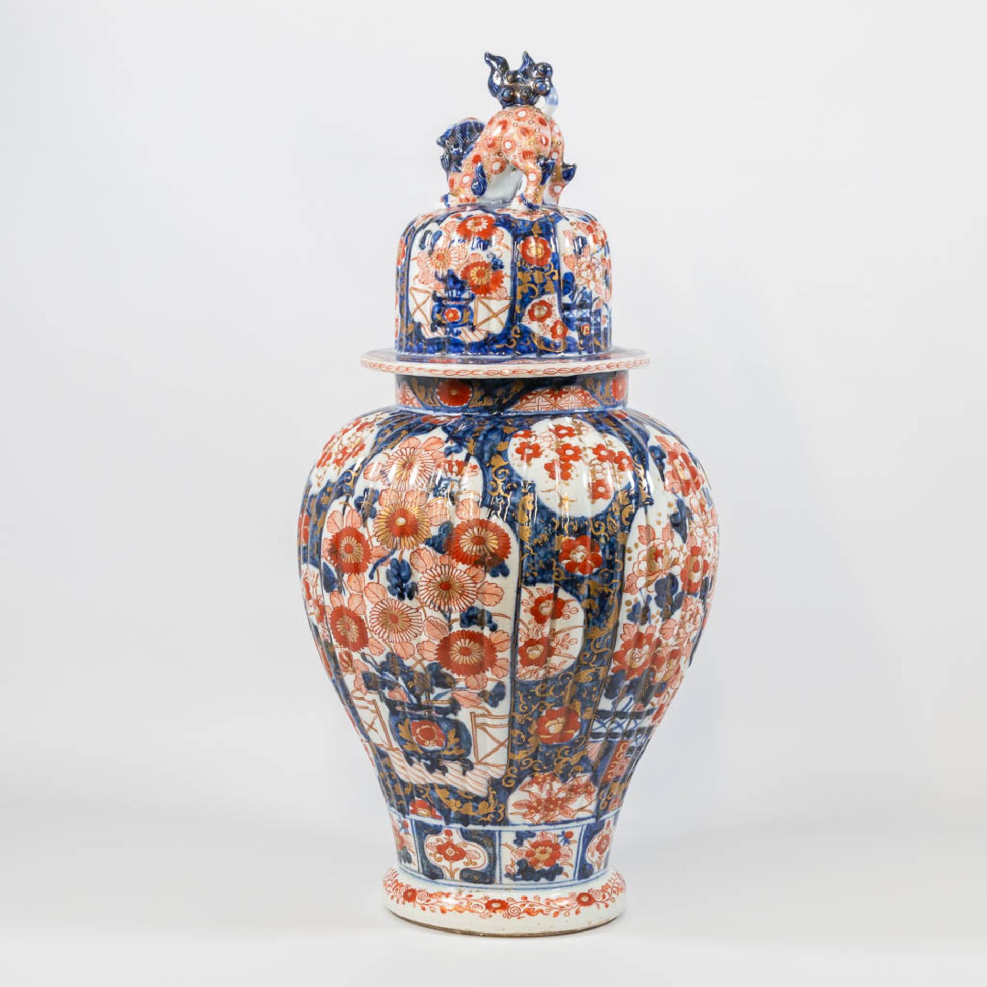 A Japanese Imari vase. - Bild 7 aus 16