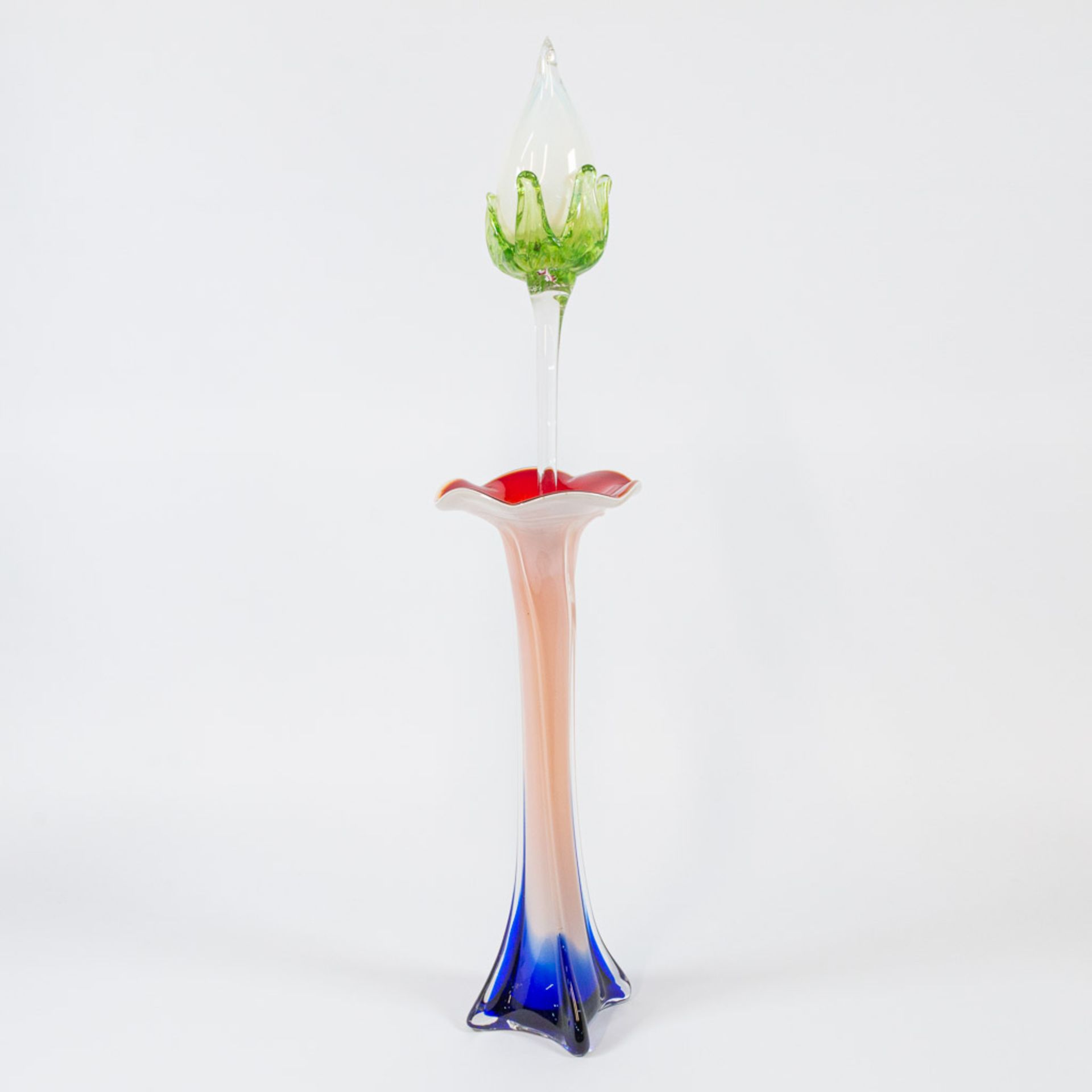 A collection of 4 vases and 4 glass flowers made in Murano, Italy. - Image 14 of 49
