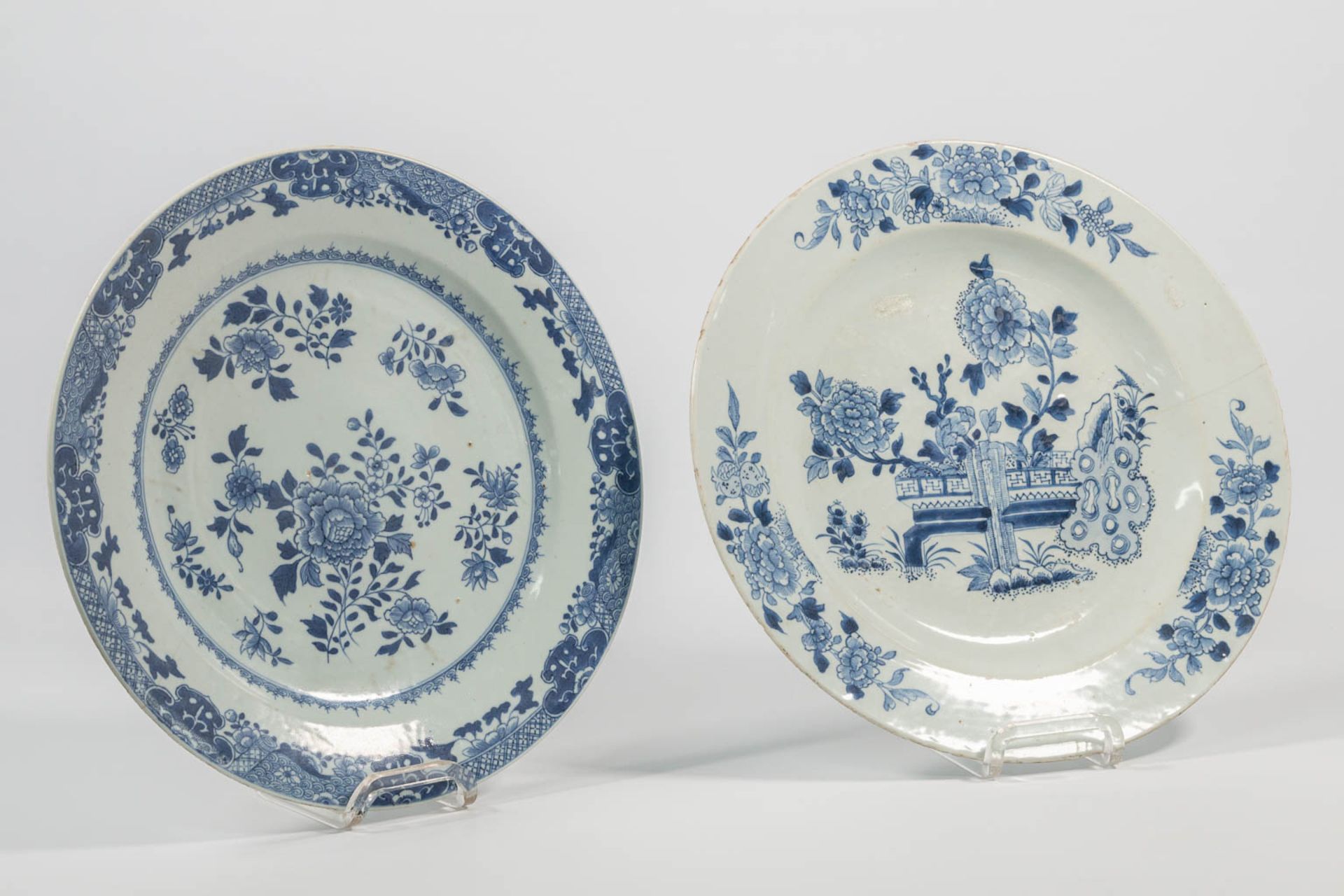 A blue and white Chinese Vase with symbolic decor, combined with 2 blue and white porcelain plates. - Image 32 of 33