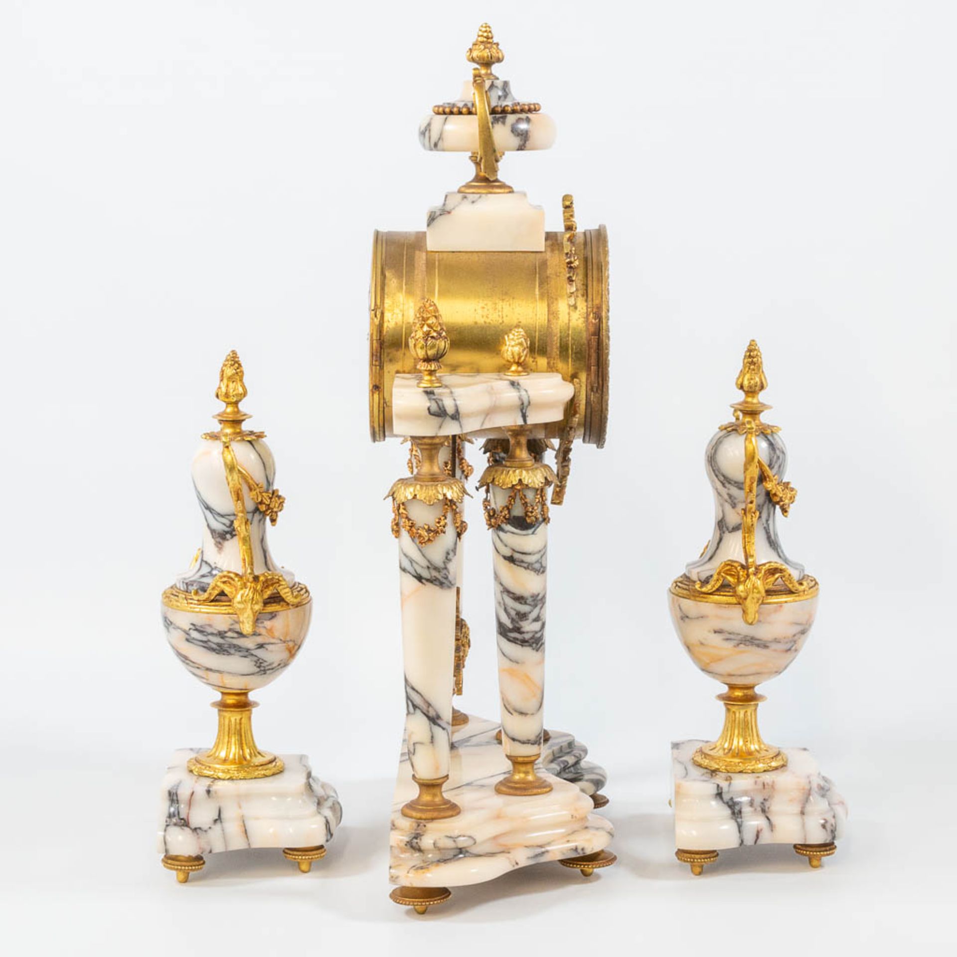 A louis XVI style 3-piece garniture clock with bronze mounted marble column clock, and 2 side pieces - Bild 3 aus 13