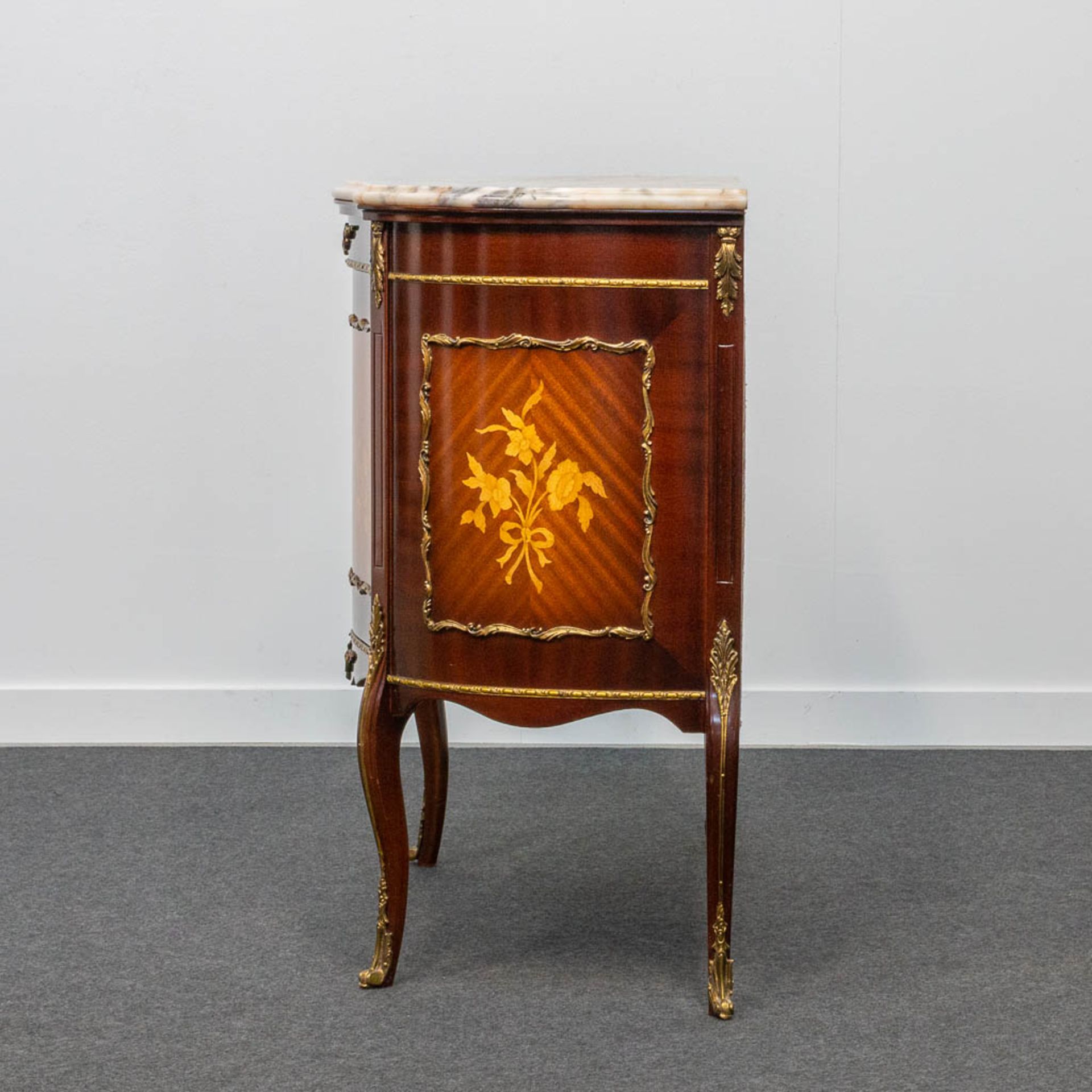 A marquetry inlay commode with marble top. The second half of the 20th century. - Bild 11 aus 22