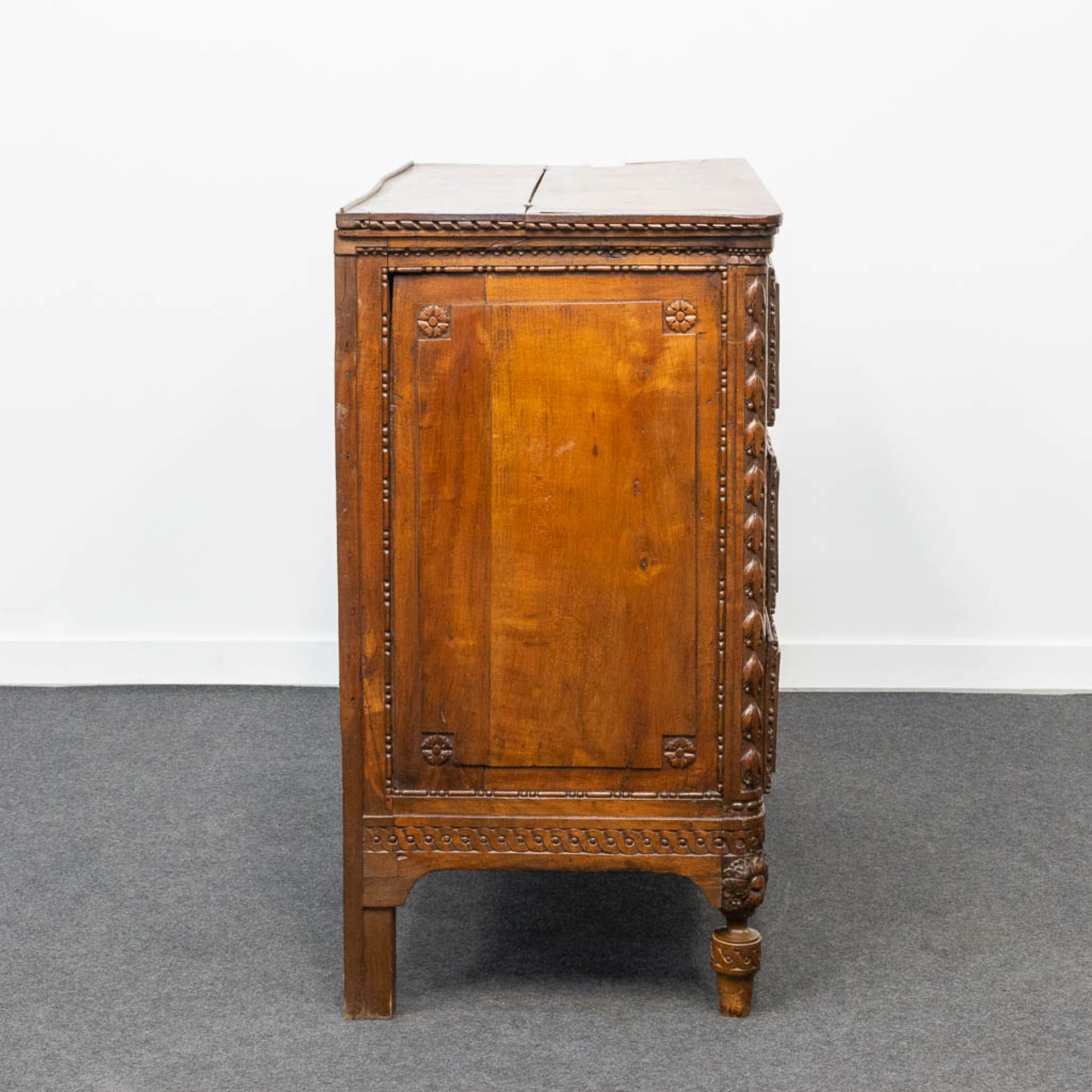 A wood sculptured commode in Louis XVI style, with 3 drawers and a hidden desk. 18th century. - Bild 5 aus 23