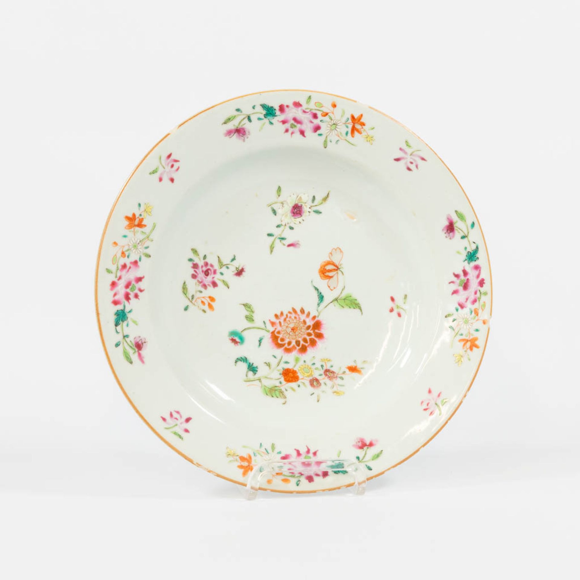 A collection of 6 display plates, famille rose. - Image 16 of 28