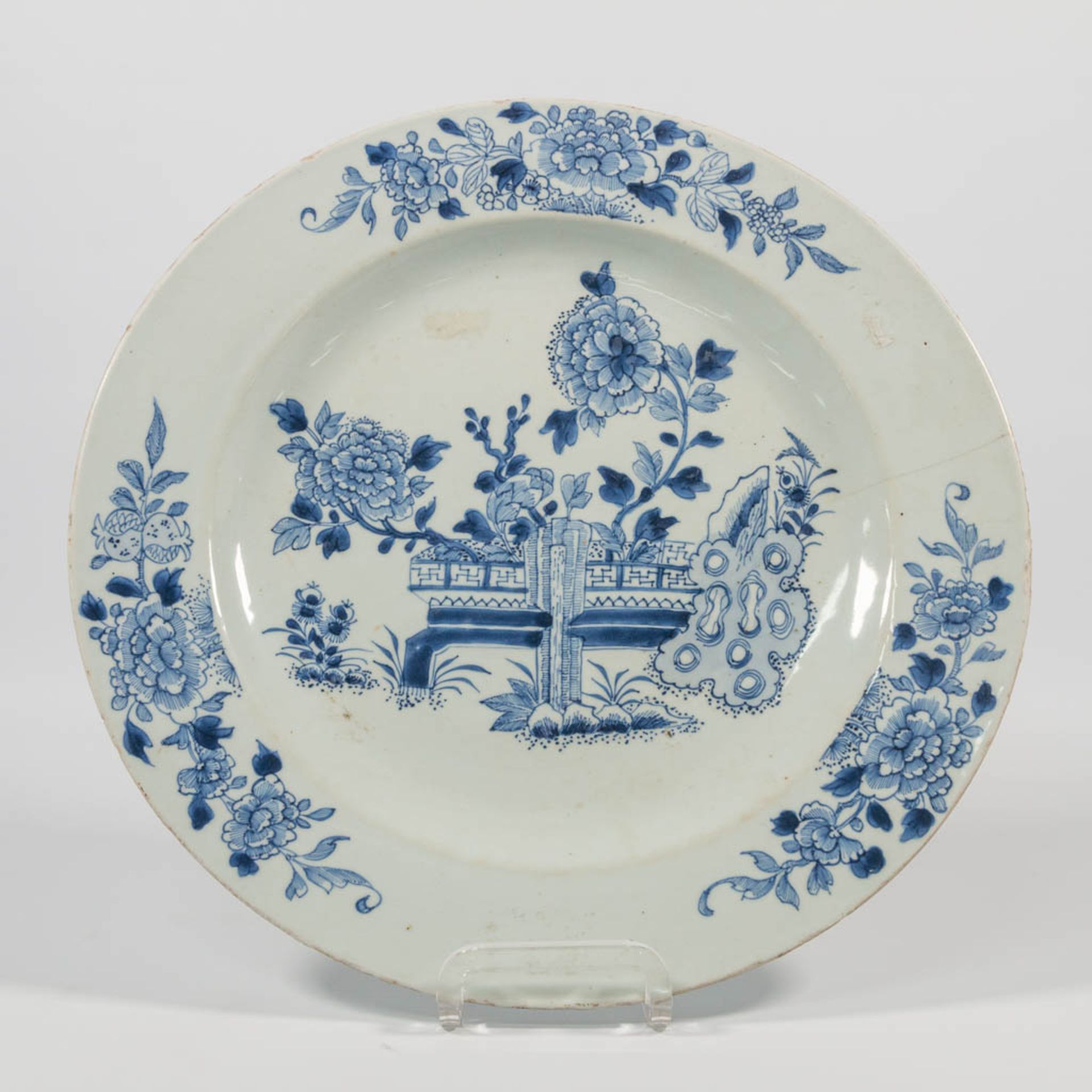 A blue and white Chinese Vase with symbolic decor, combined with 2 blue and white porcelain plates. - Image 20 of 33